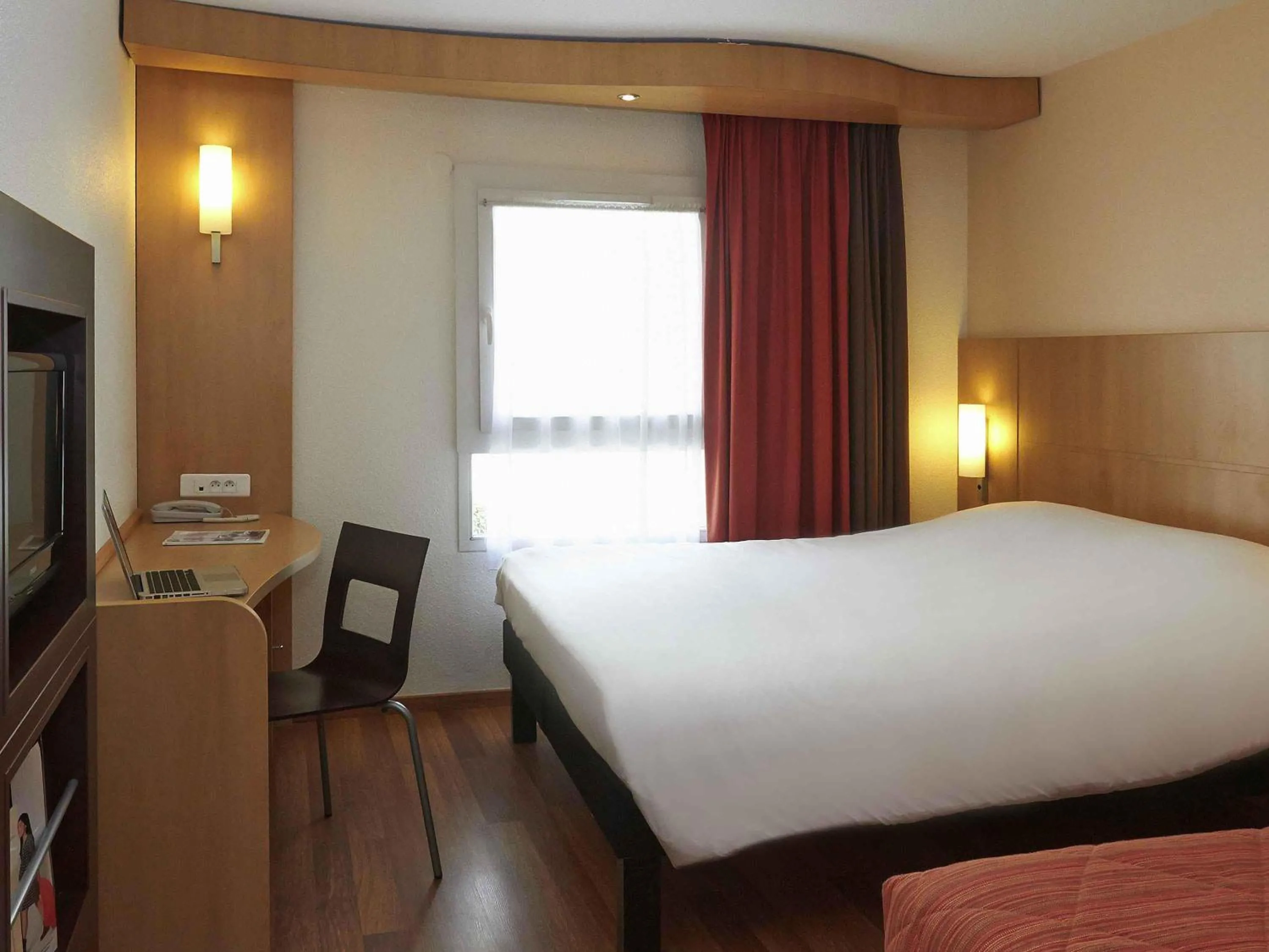 Bedroom, Bed in ibis Beaune Centre