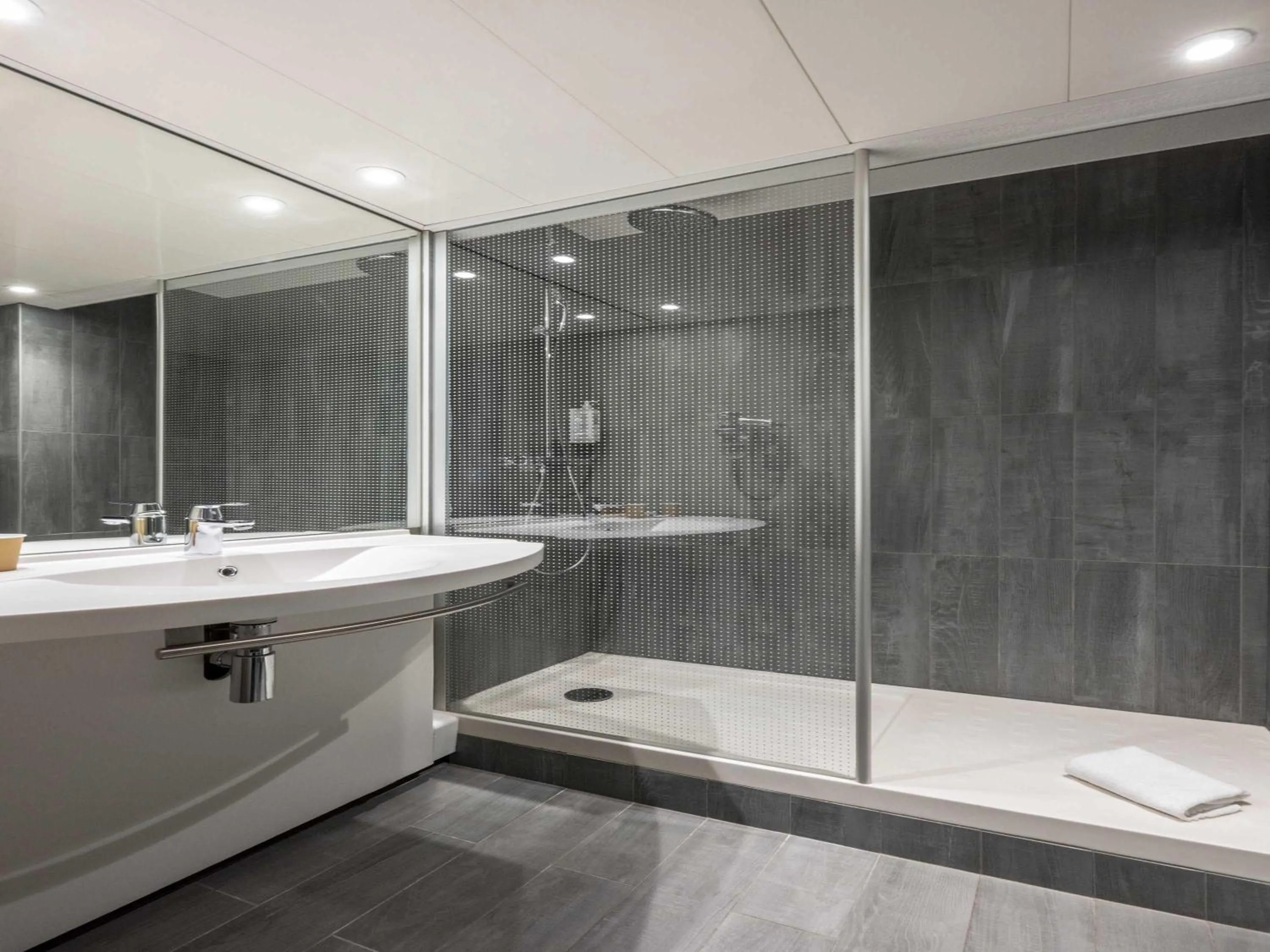 Bedroom in ibis Beaune Centre