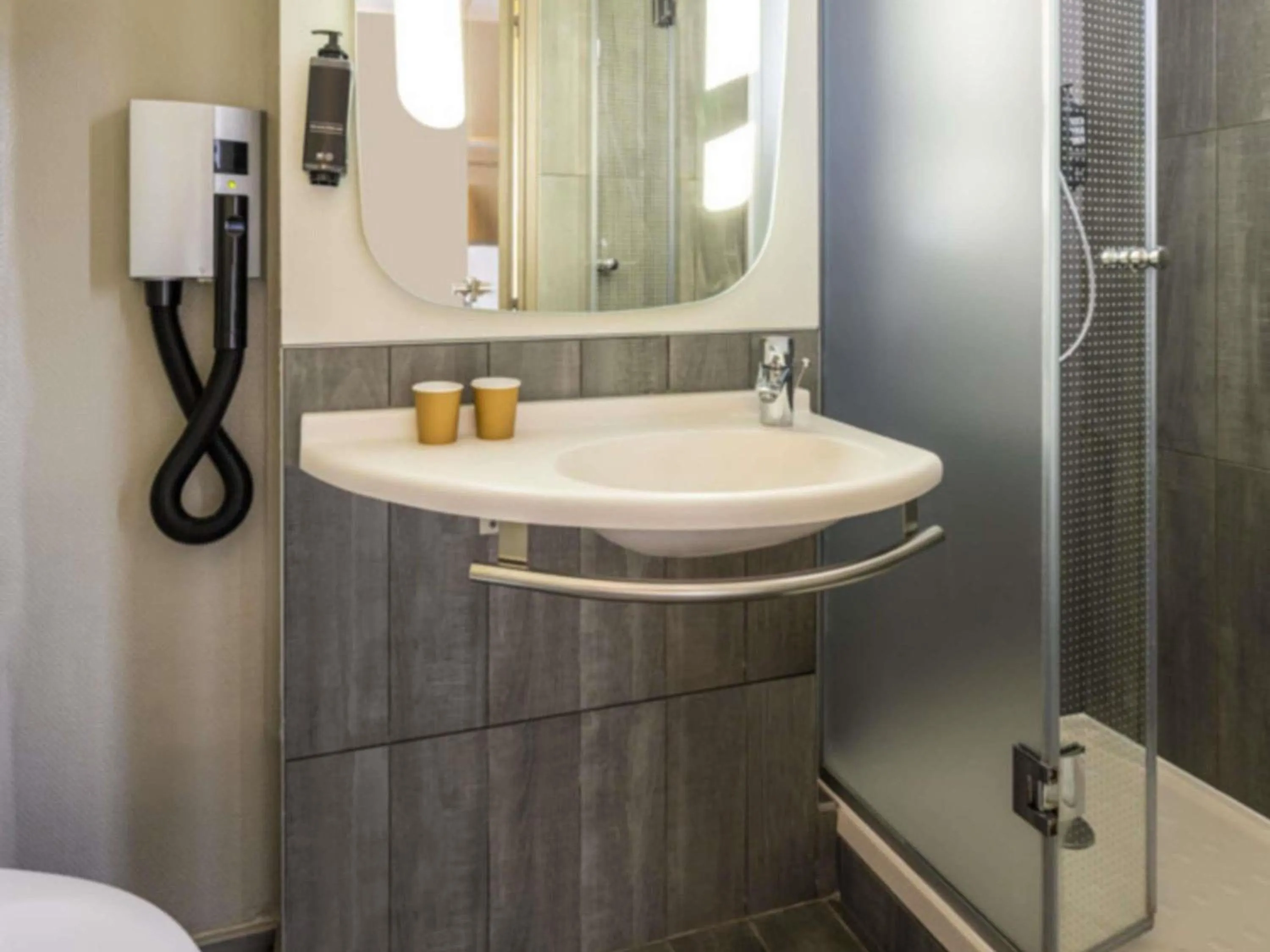 Bedroom in ibis Beaune Centre