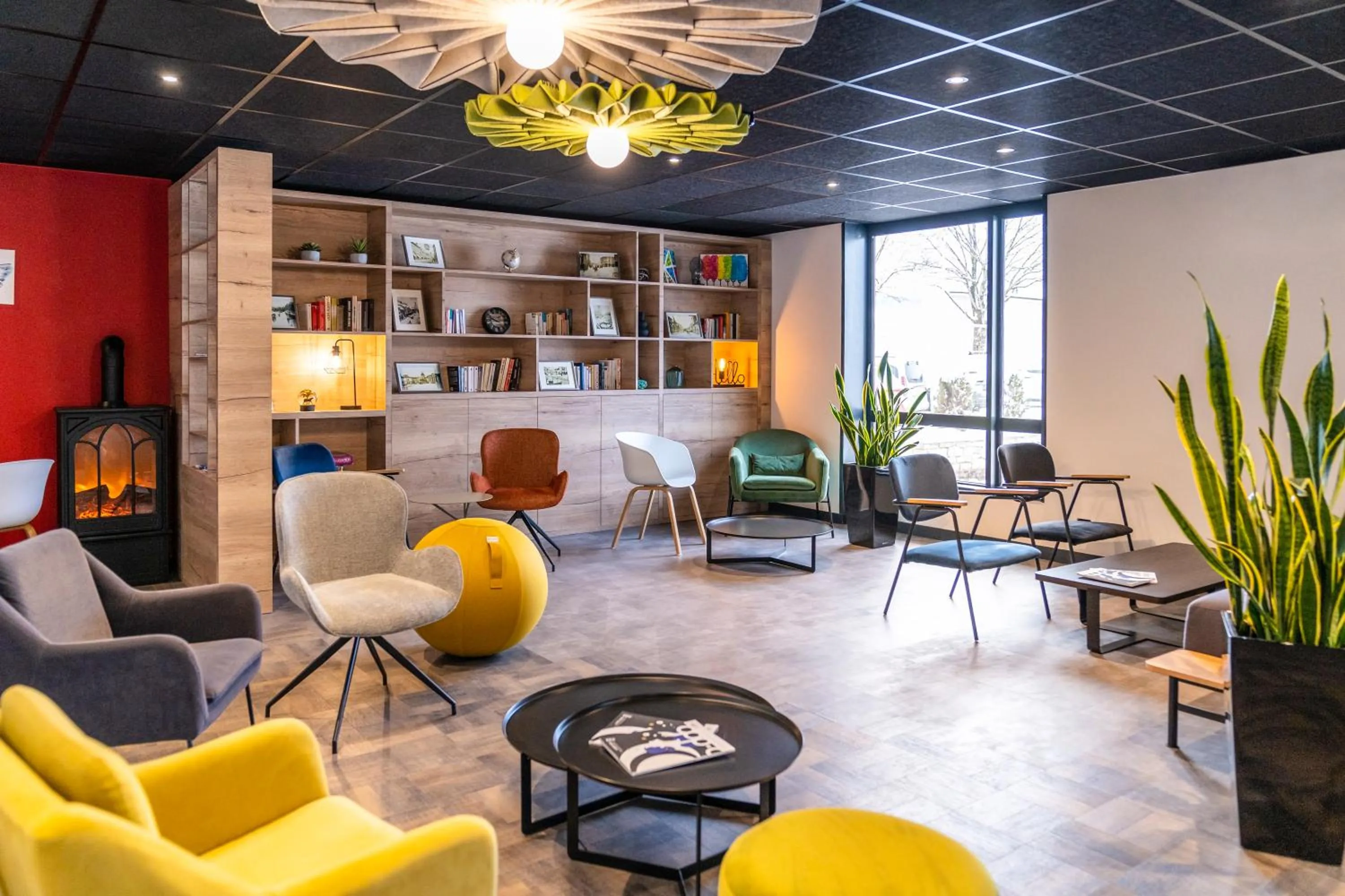 Lounge or bar in Ibis Pontarlier