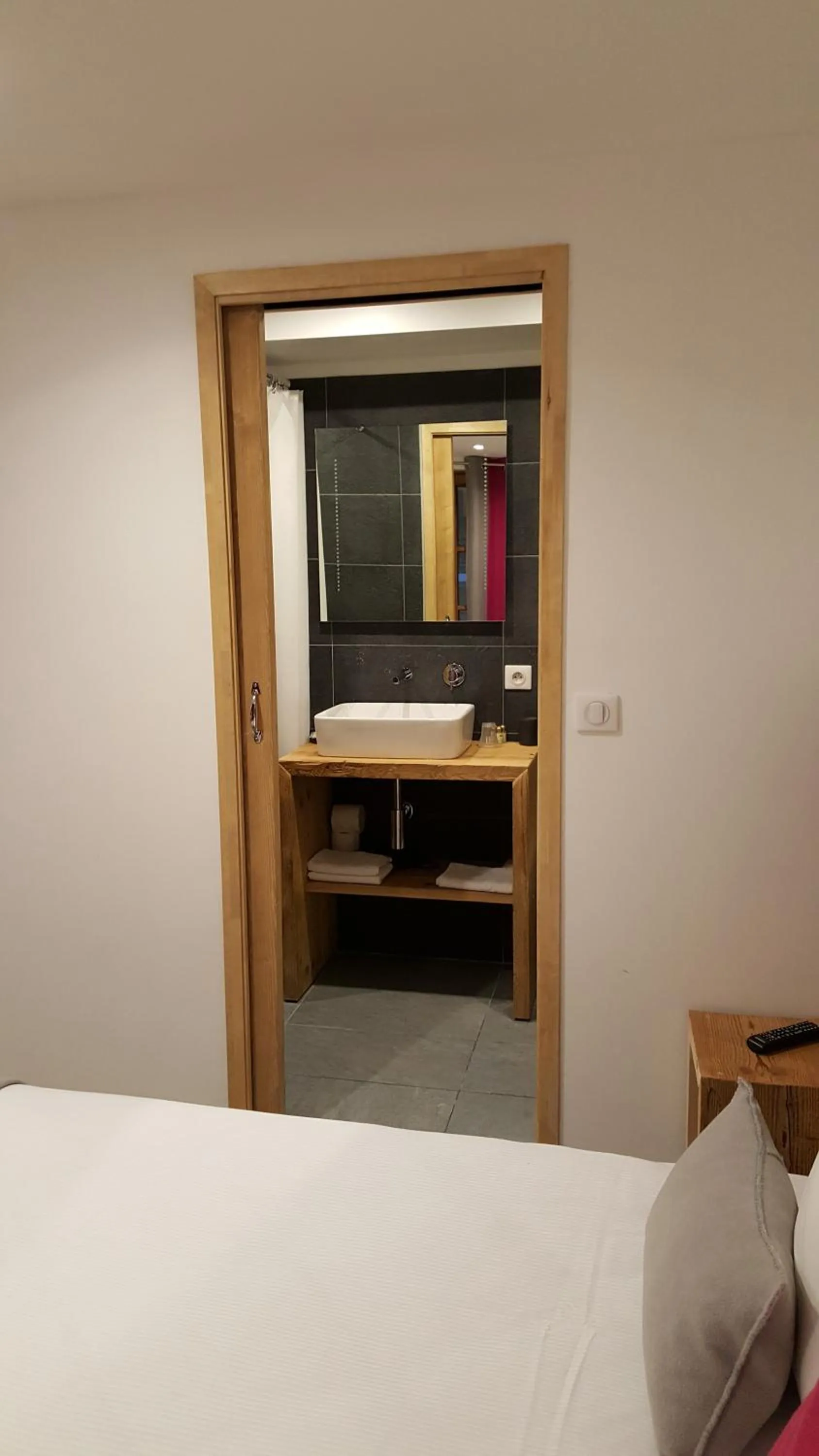 Bathroom, Bed in Hotel Du Clocher