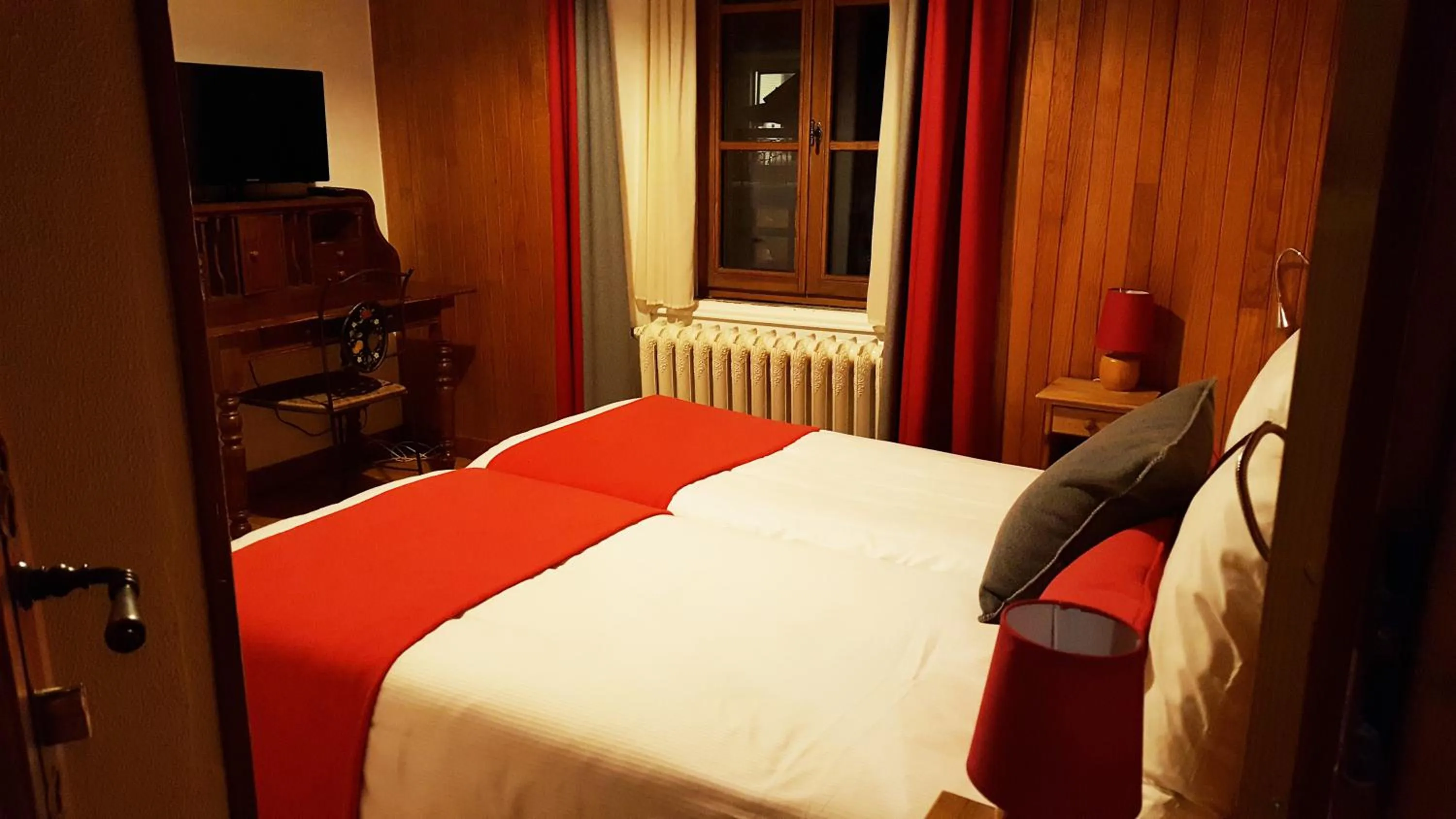 Bedroom, Bed in Hotel Du Clocher