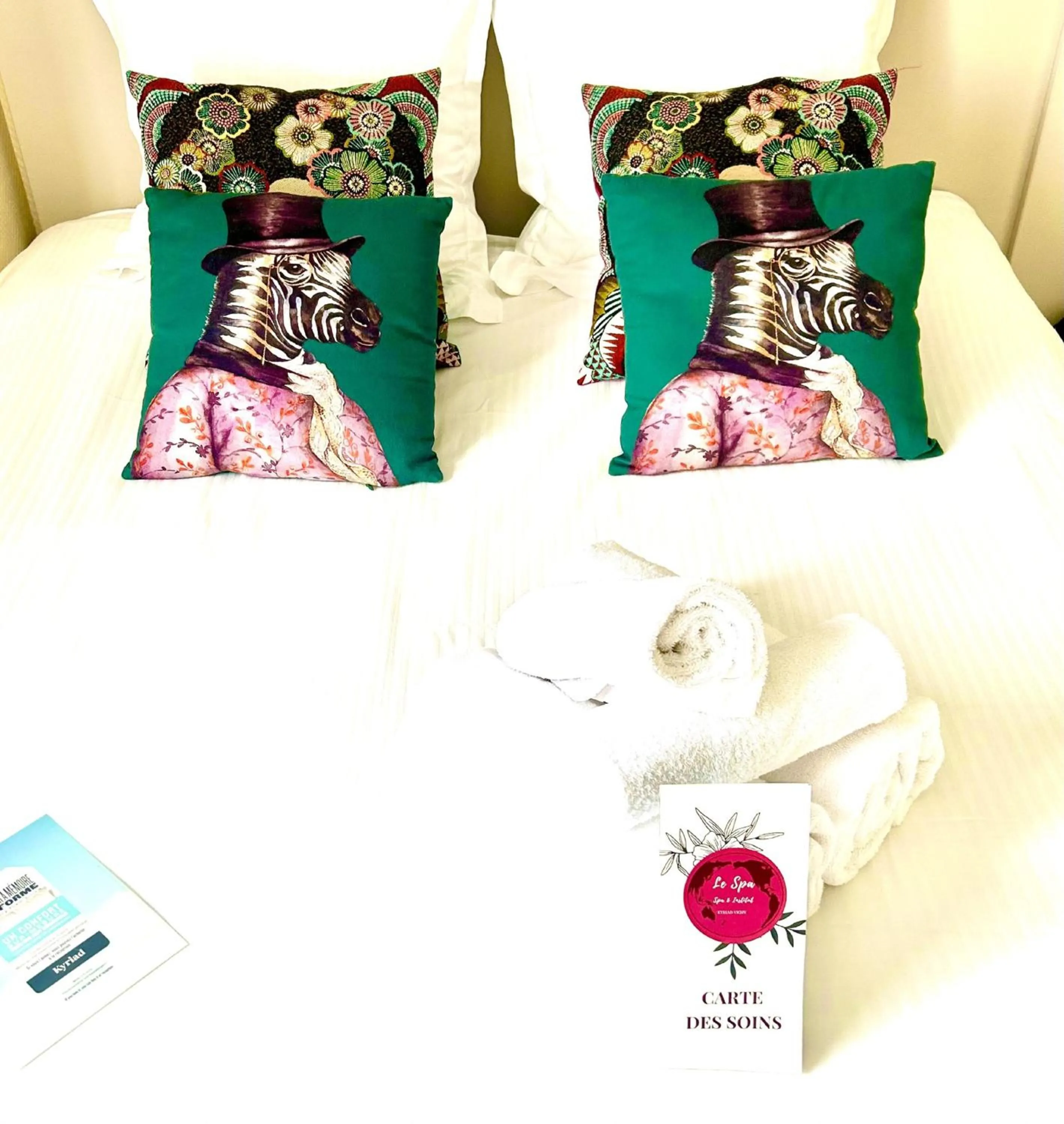 Decorative detail, Bed in Kyriad Restaurant Centre SPA Vichy