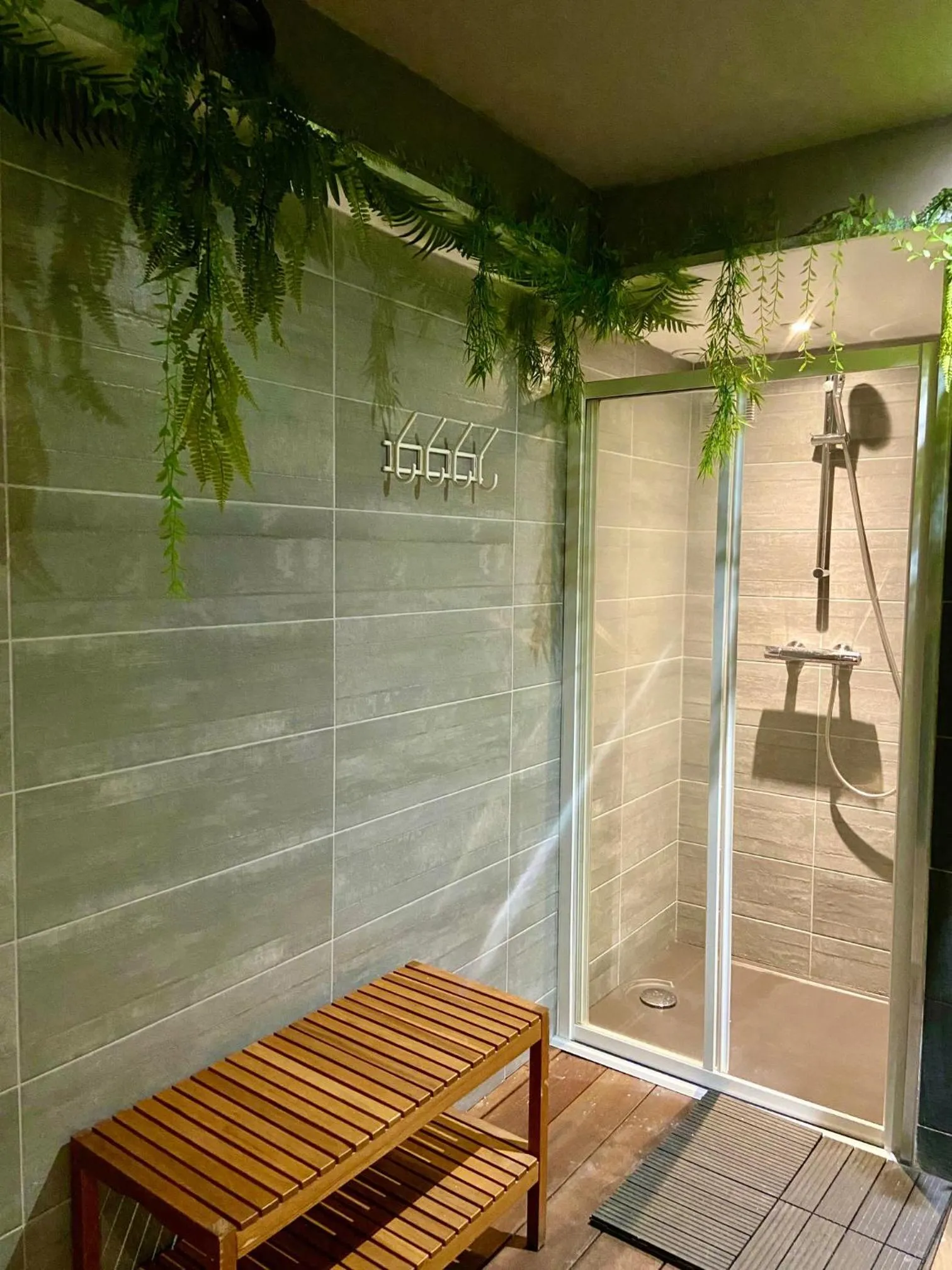 Hot Tub in Kyriad Restaurant Centre SPA Vichy