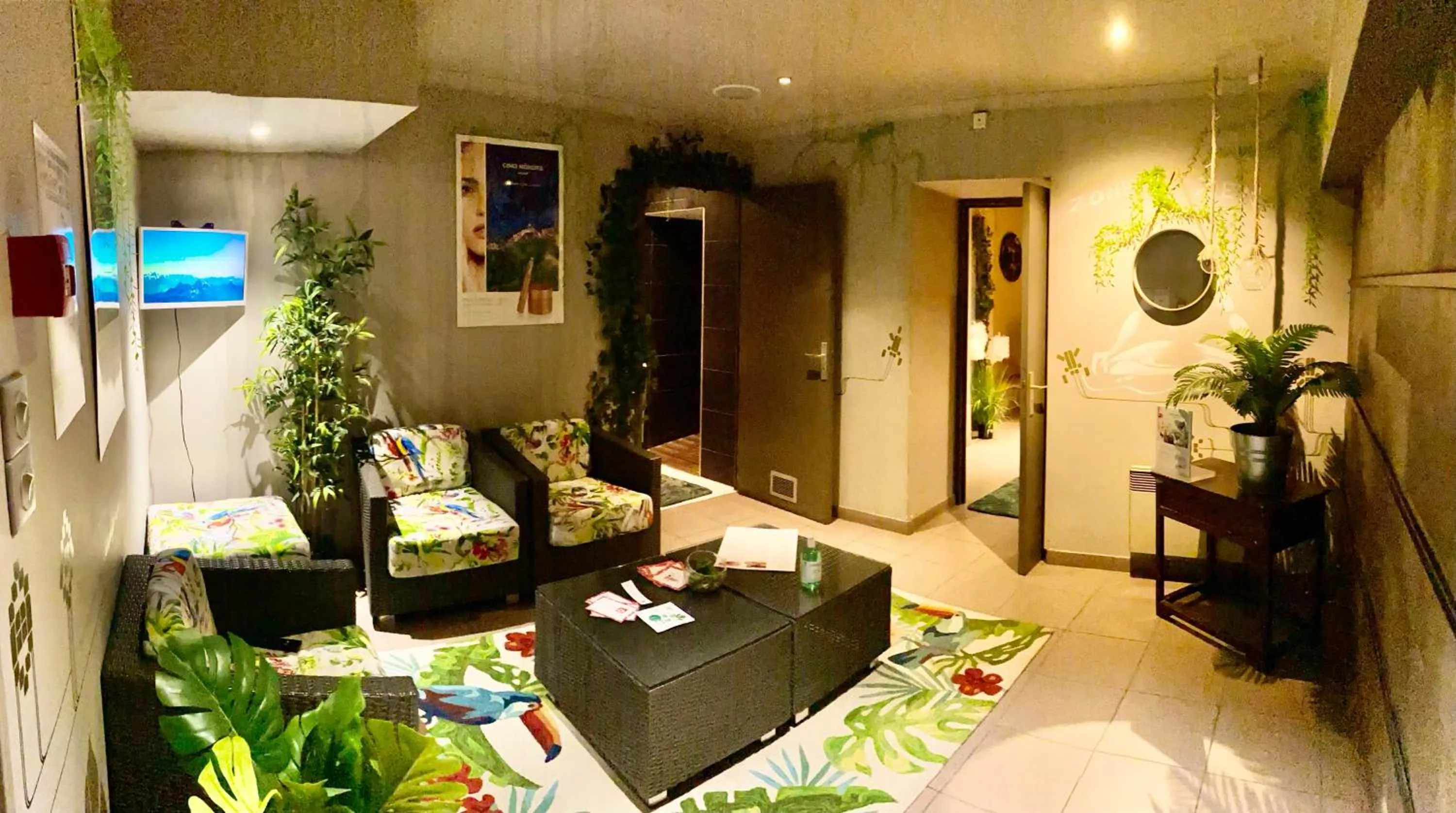 Hot Tub in Kyriad Restaurant Centre SPA Vichy