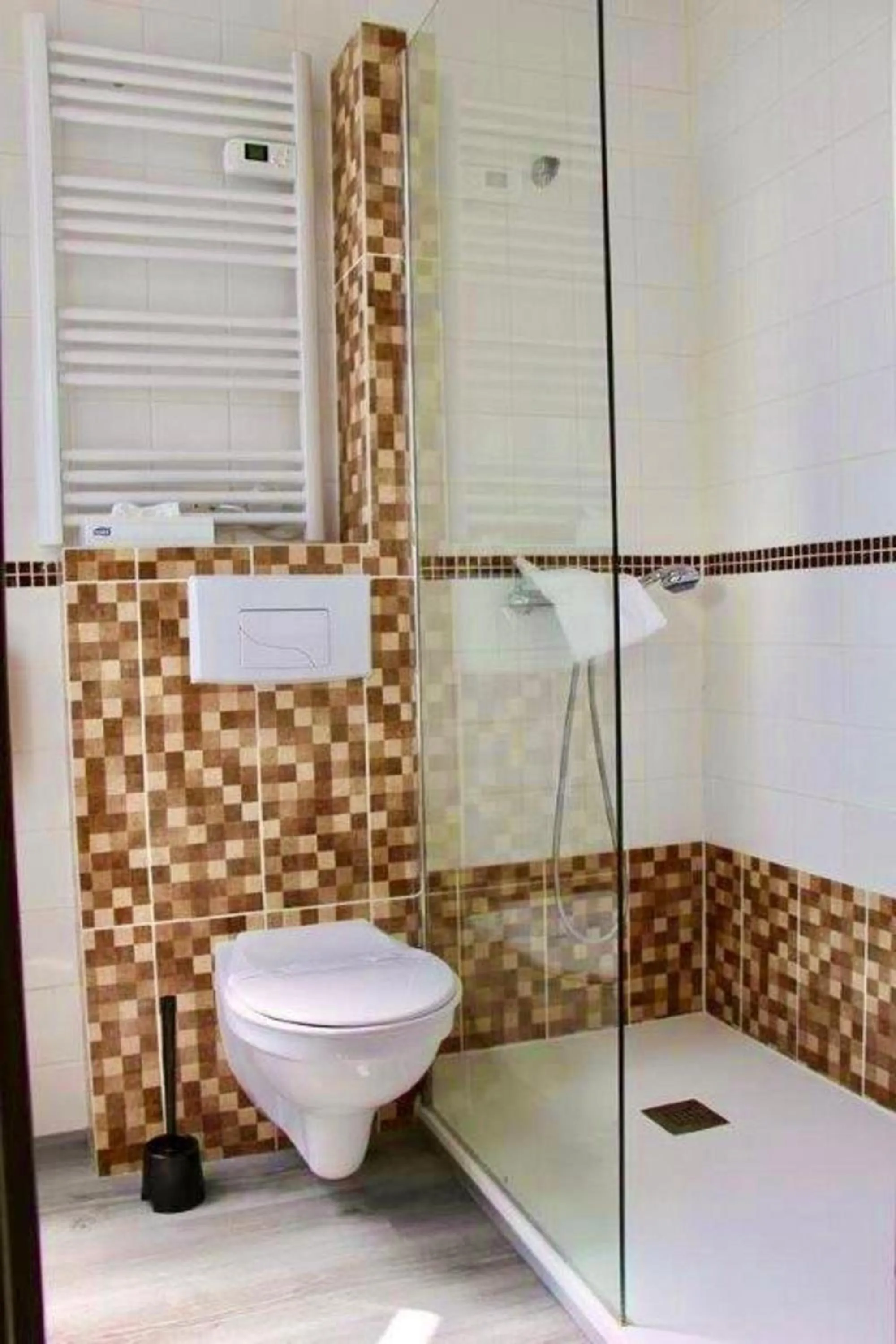 Bathroom in Kyriad Restaurant Centre SPA Vichy