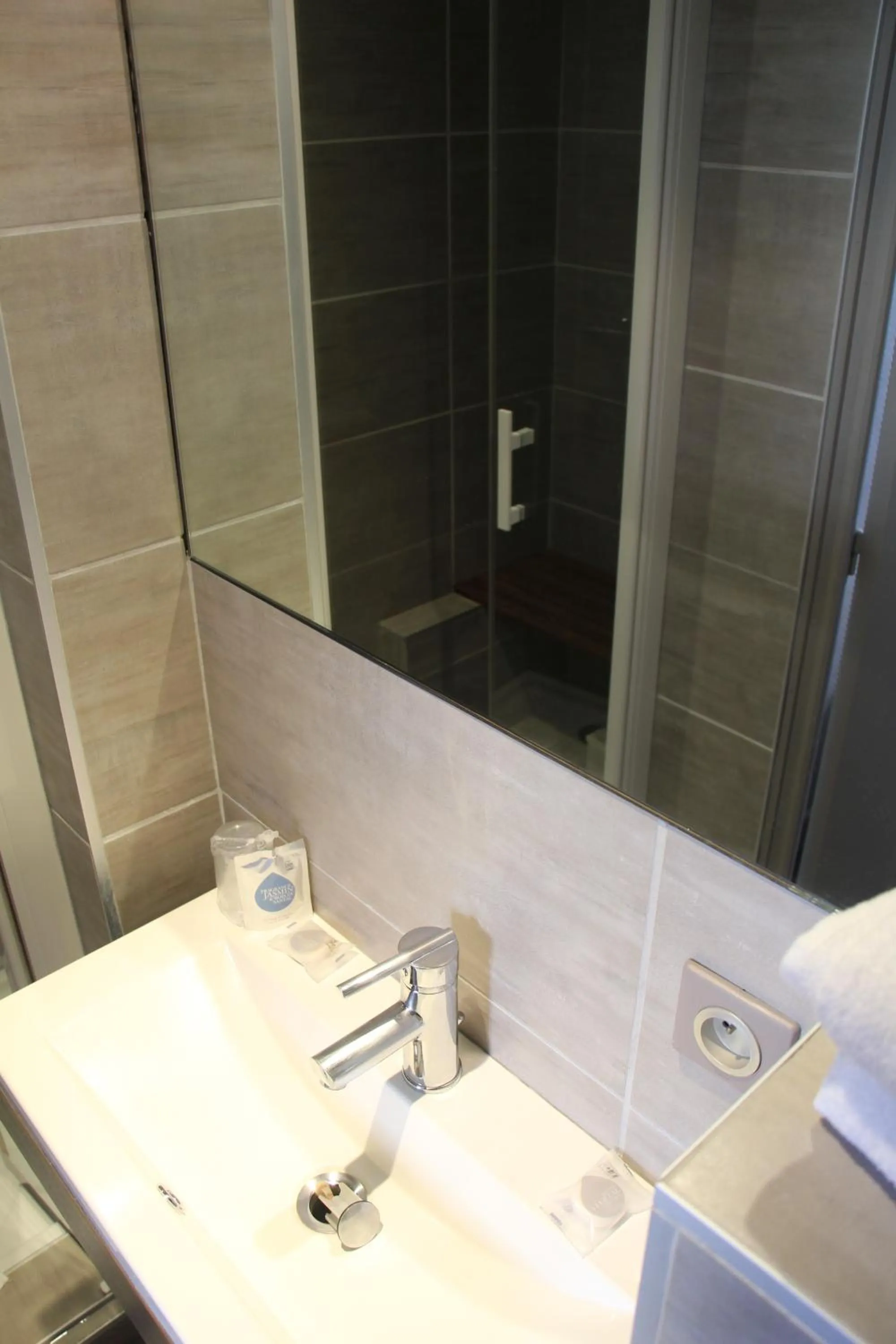 Shower in Kyriad Restaurant Centre SPA Vichy