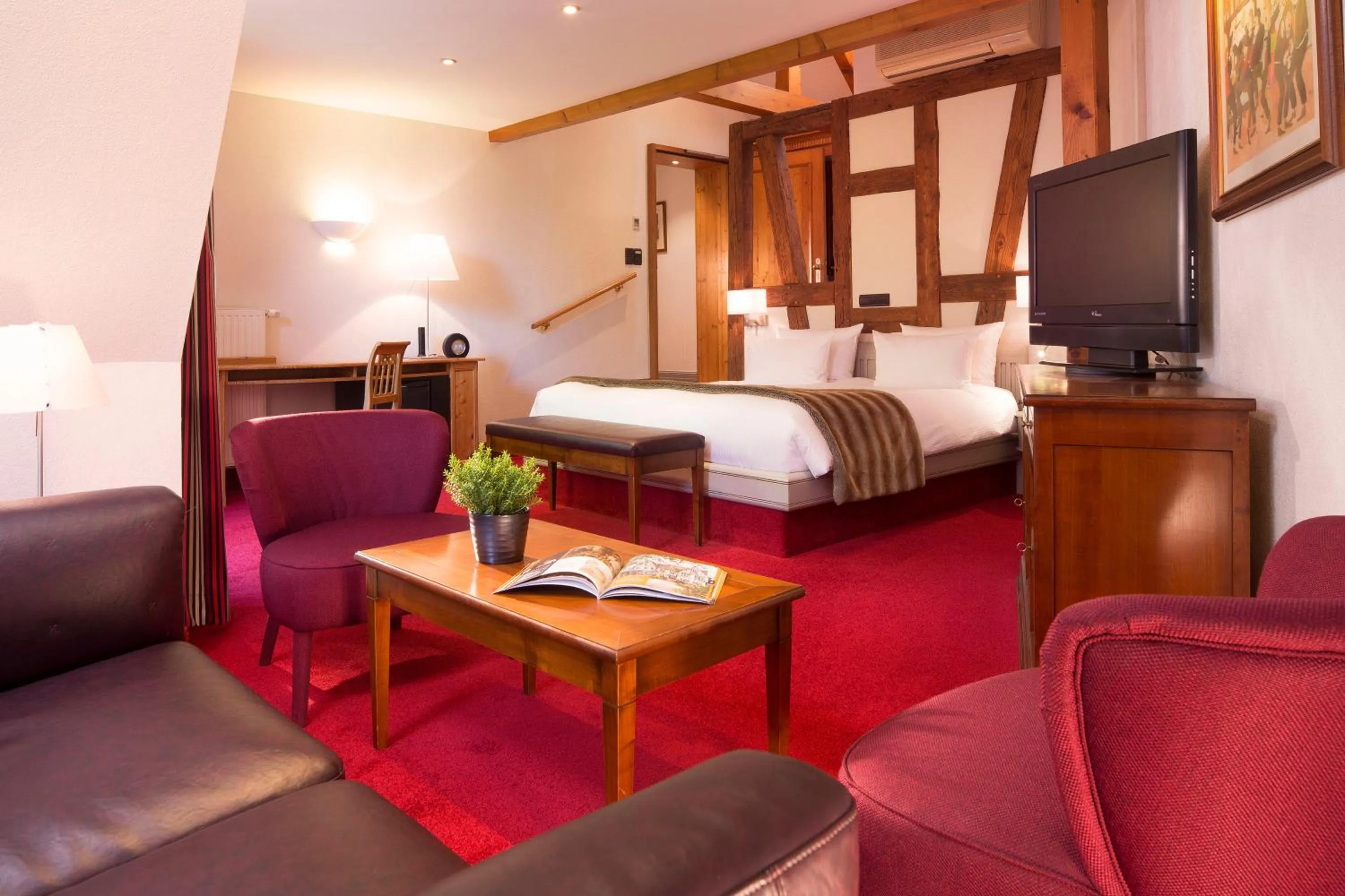 Photo of the whole room, Bed in Le Parc Hôtel devient YONA