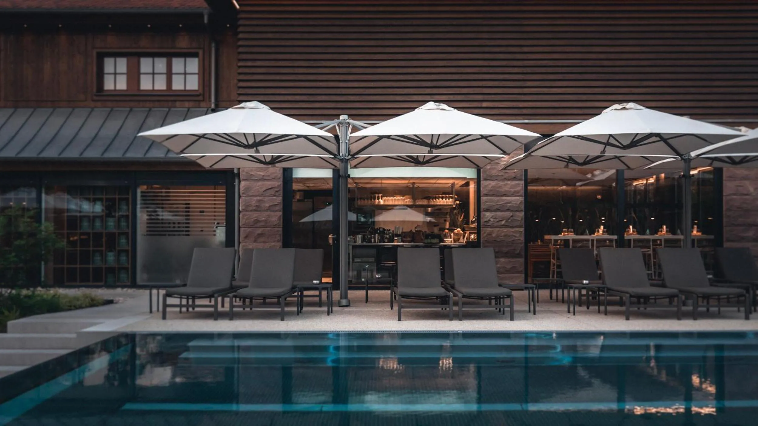 Swimming pool in Le Parc Hôtel devient YONA