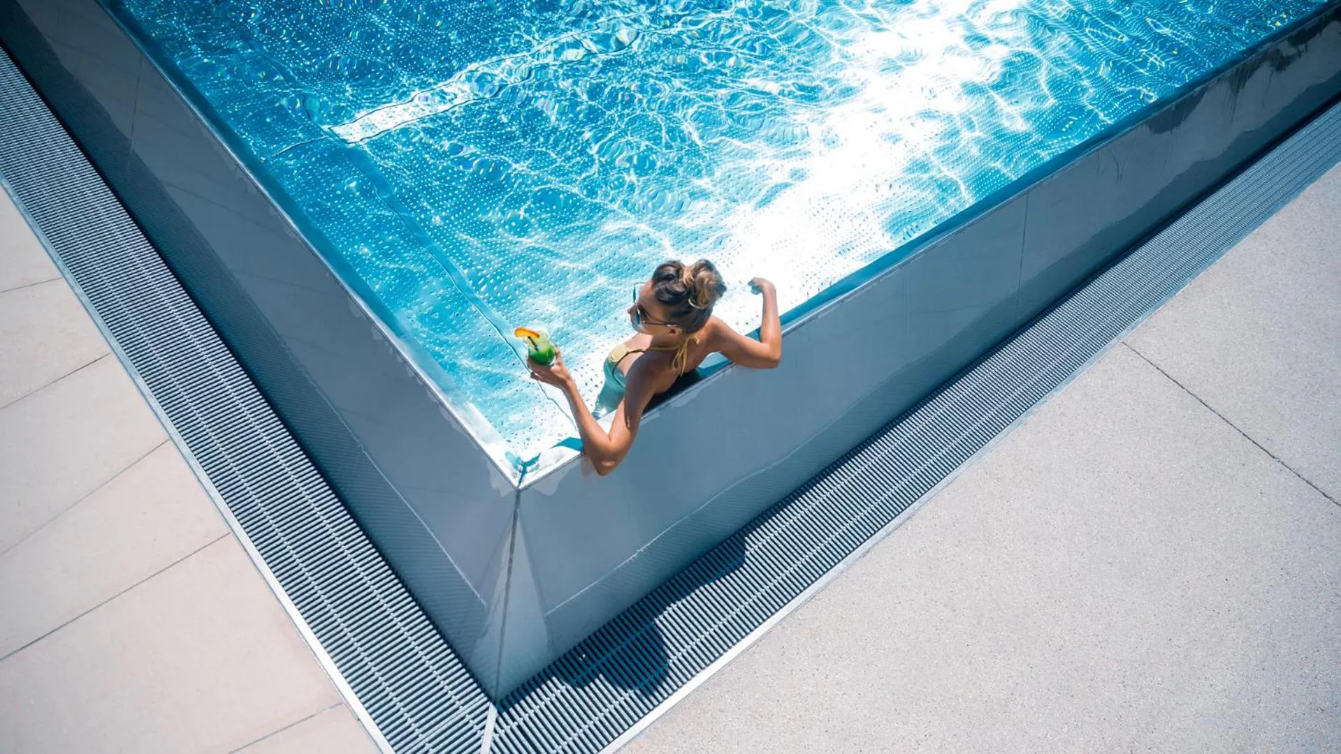 Swimming pool in Le Parc Hôtel devient YONA