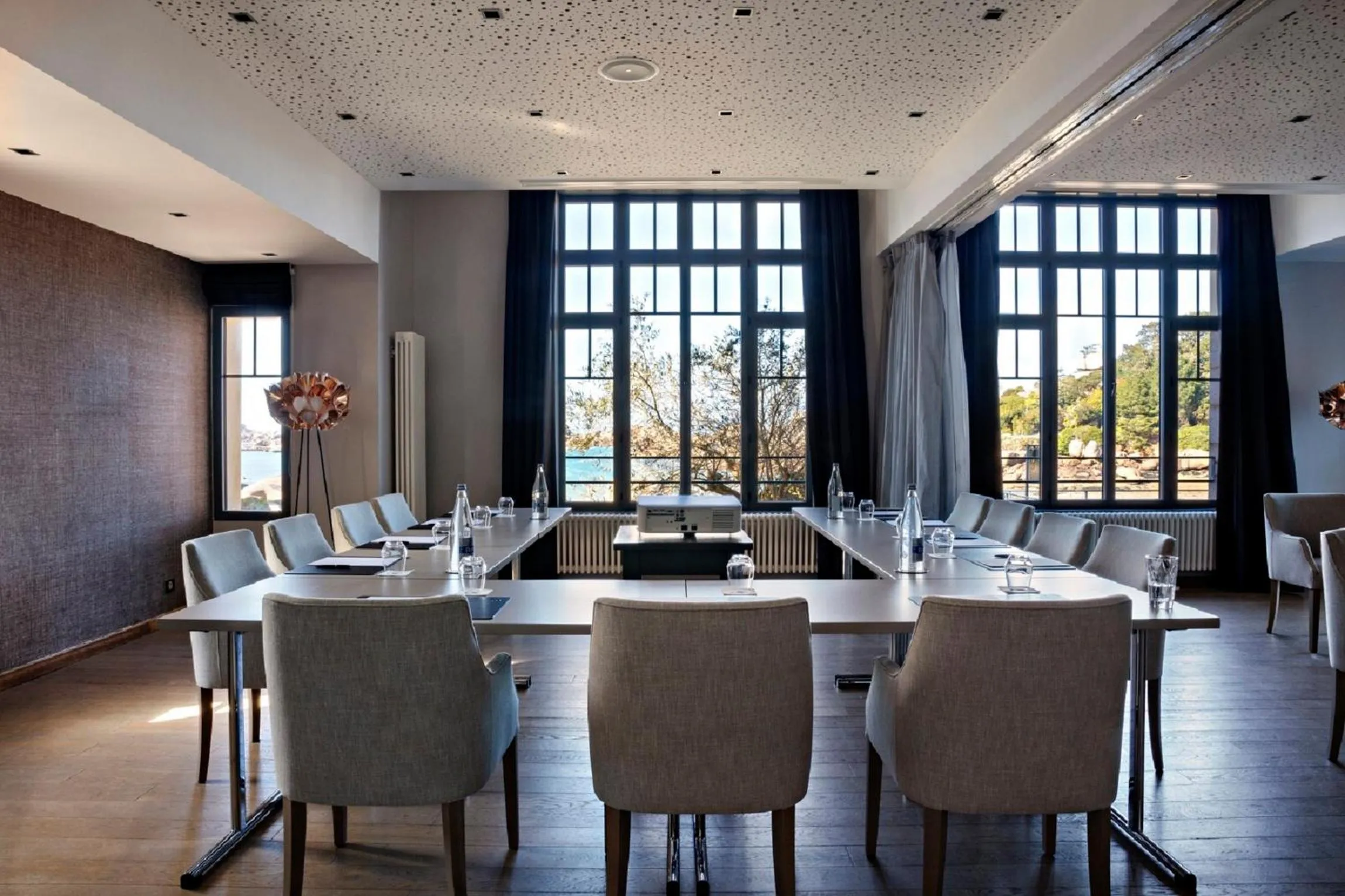 Business facilities in Castel Beau Site