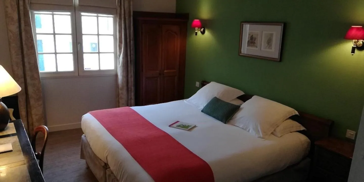 Photo of the whole room, Bed in Hôtel La Marisa Grande Plage