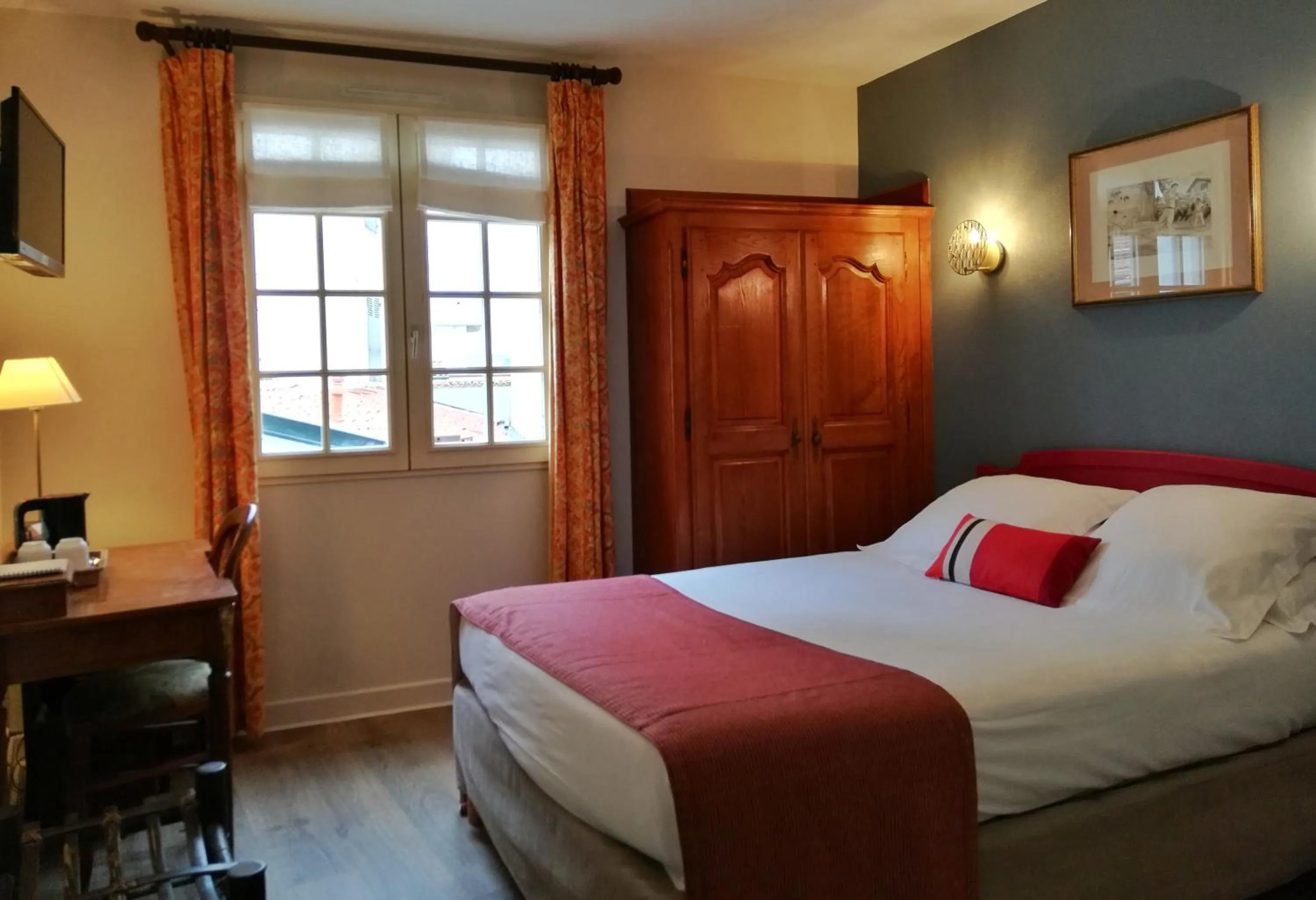 Photo of the whole room, Bed in Hôtel La Marisa Grande Plage