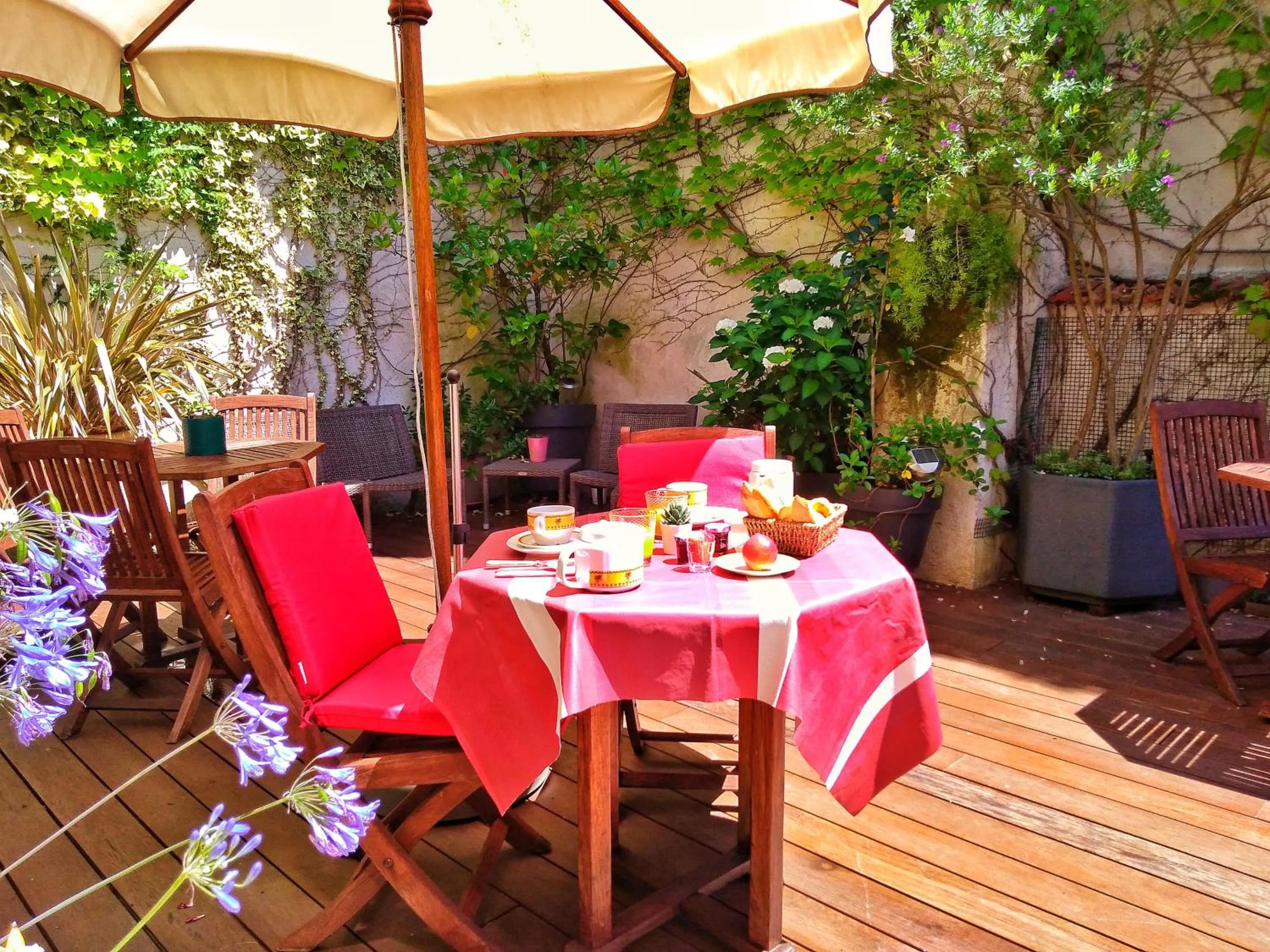 Patio in Hôtel La Marisa Grande Plage