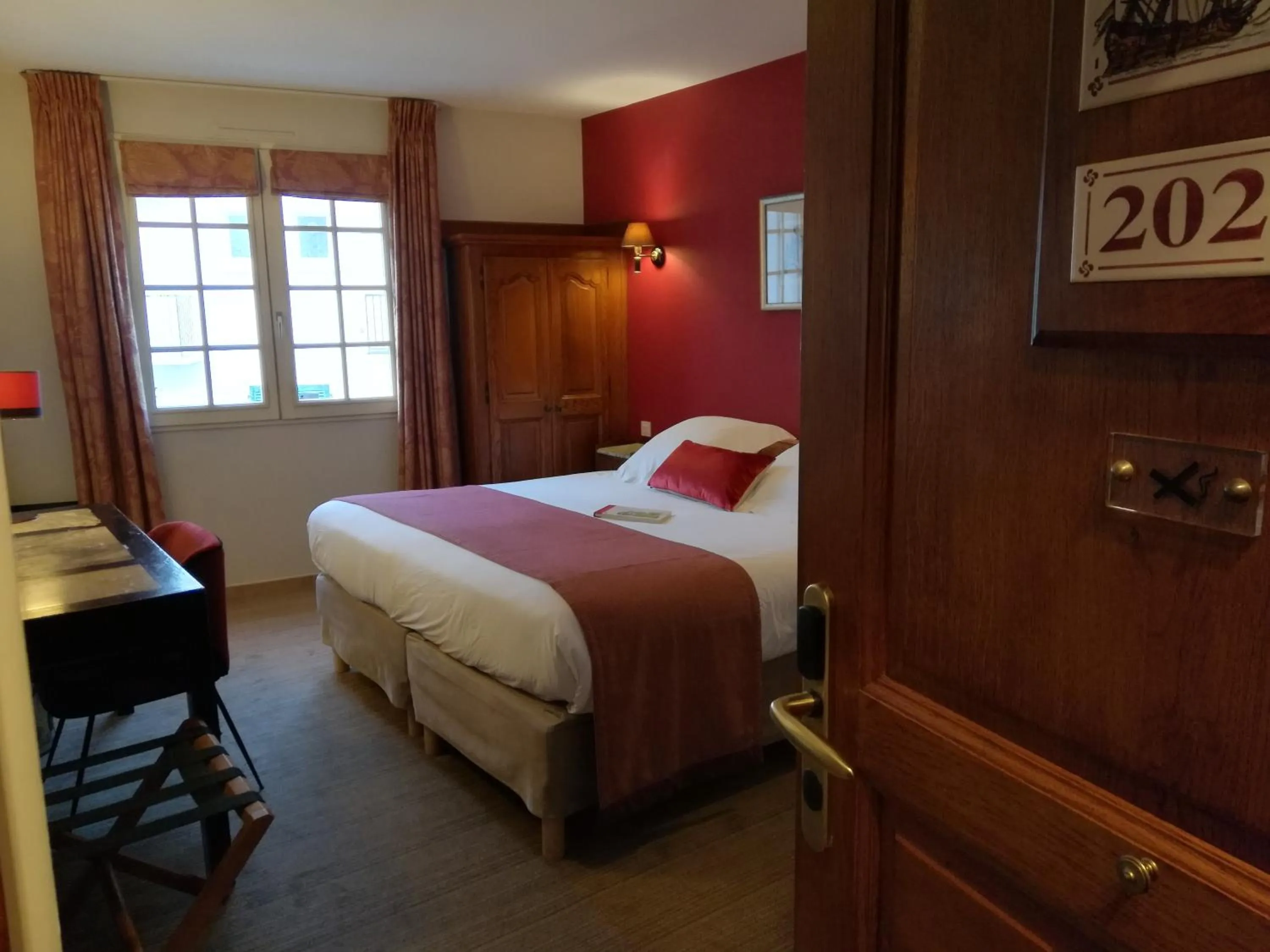 Photo of the whole room, Bed in Hôtel La Marisa Grande Plage