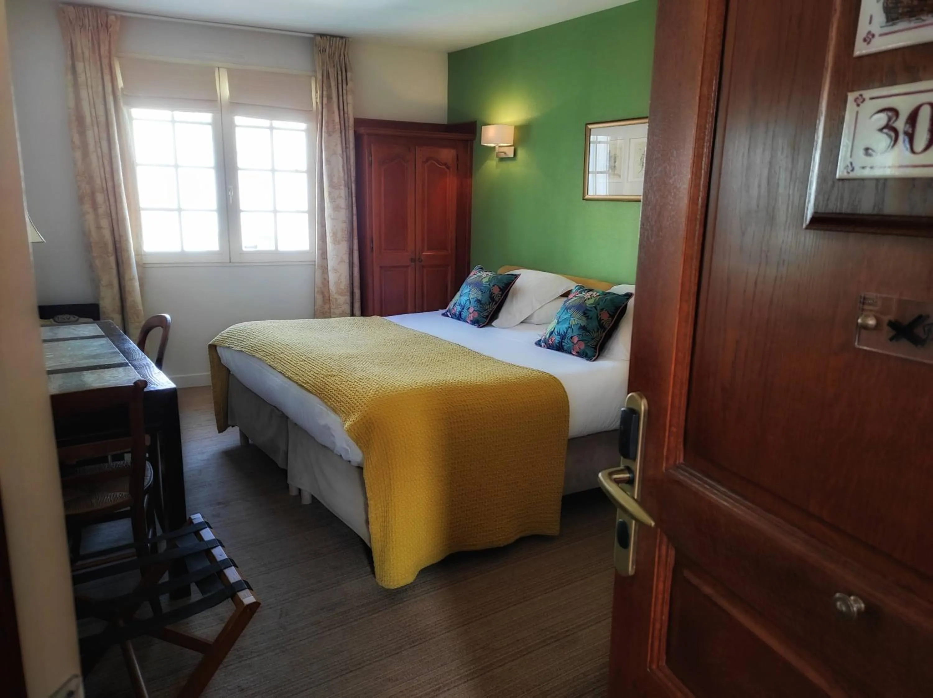 Photo of the whole room, Bed in Hôtel La Marisa Grande Plage