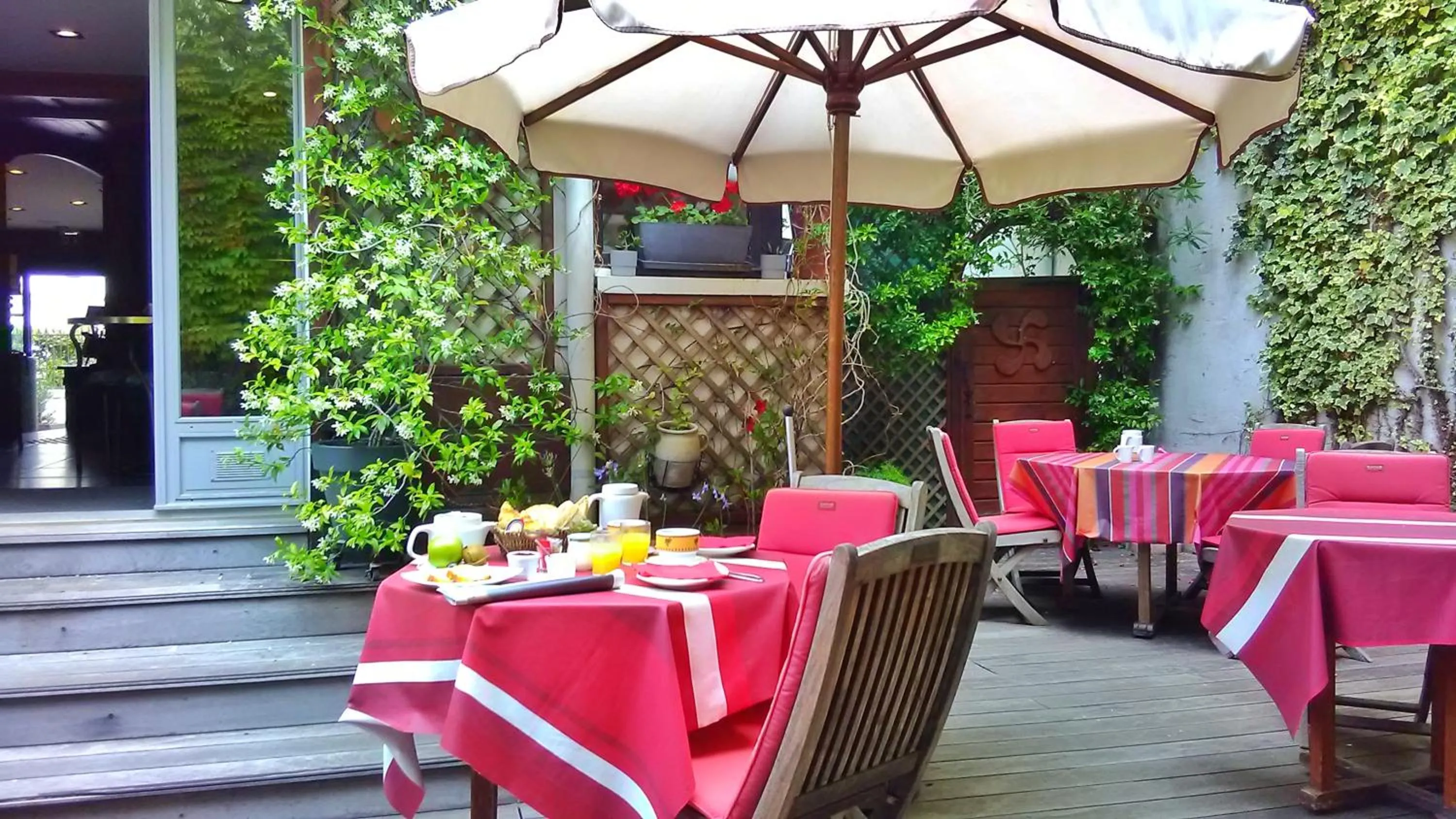 Patio in Hôtel La Marisa Grande Plage
