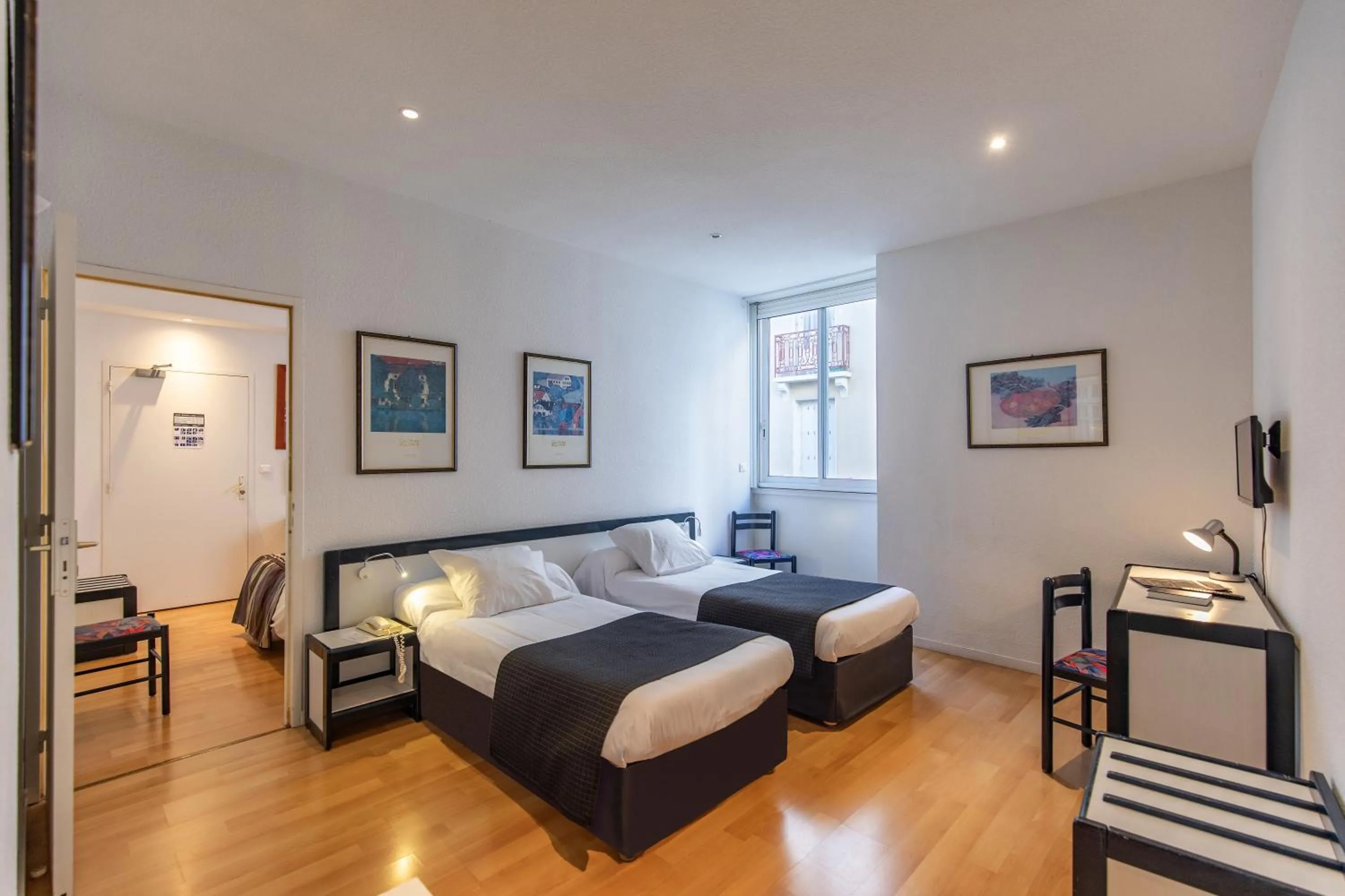 Photo of the whole room in Hôtel Jeanne d'Arc