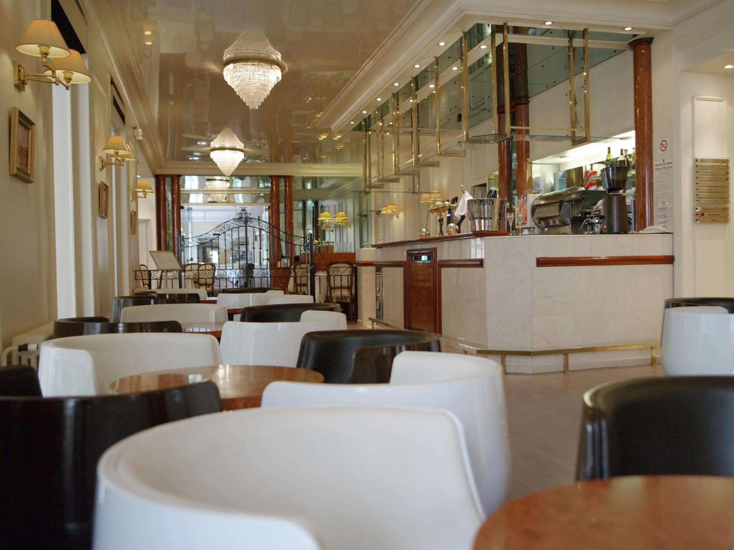 Lounge or bar in Hôtel Jeanne d'Arc