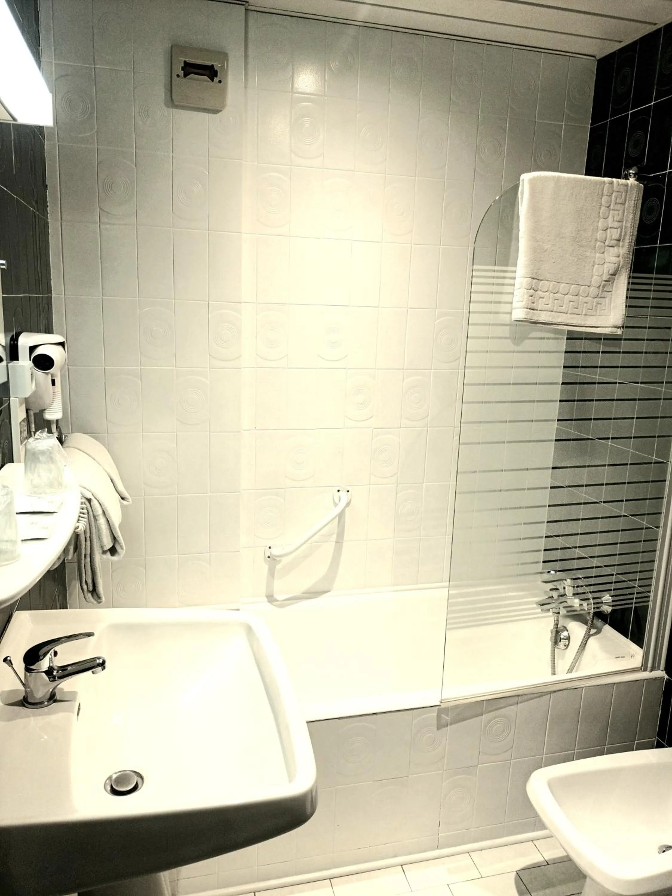 Bathroom in Hôtel Jeanne d'Arc