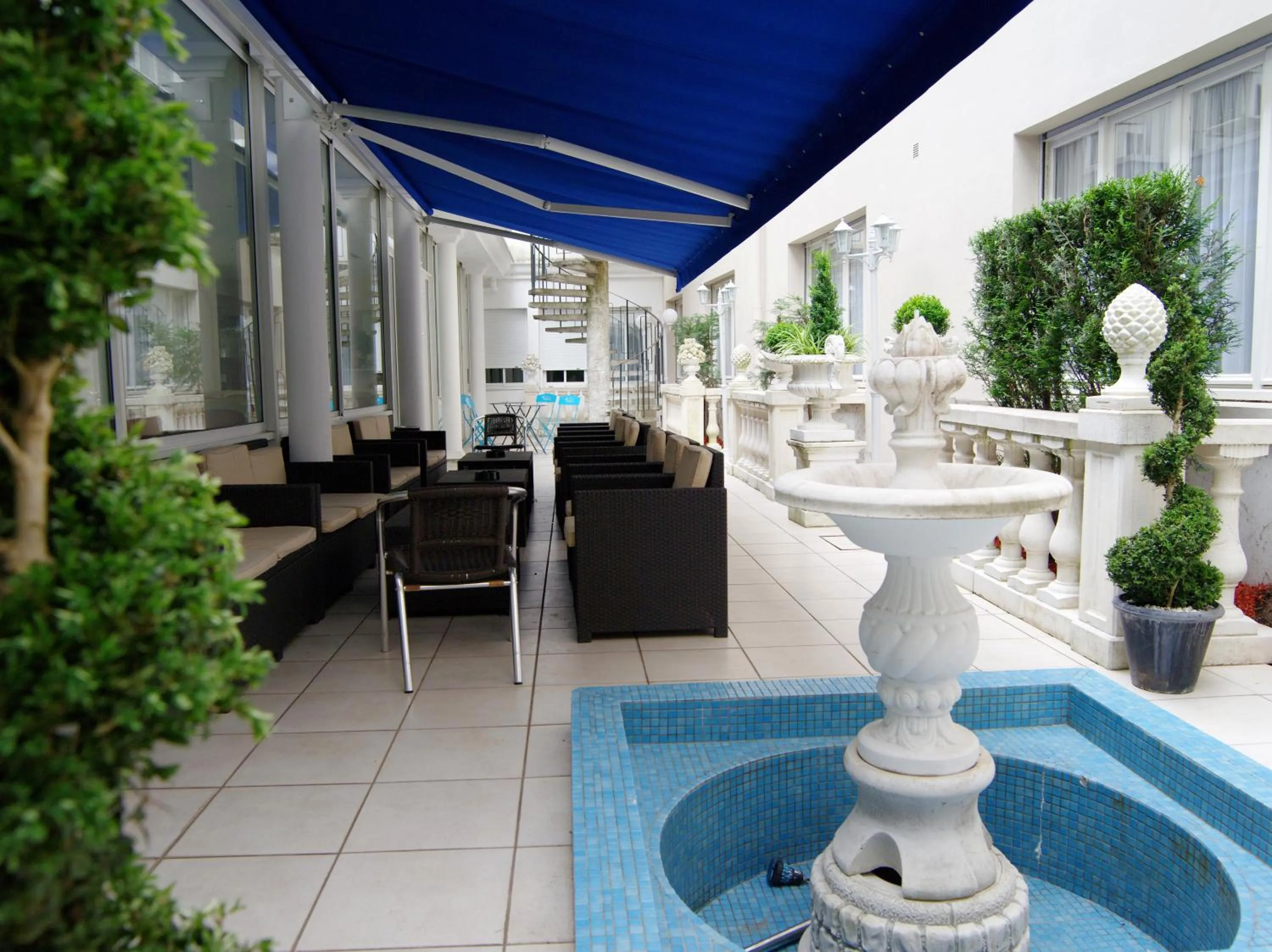 Patio in Hôtel Jeanne d'Arc