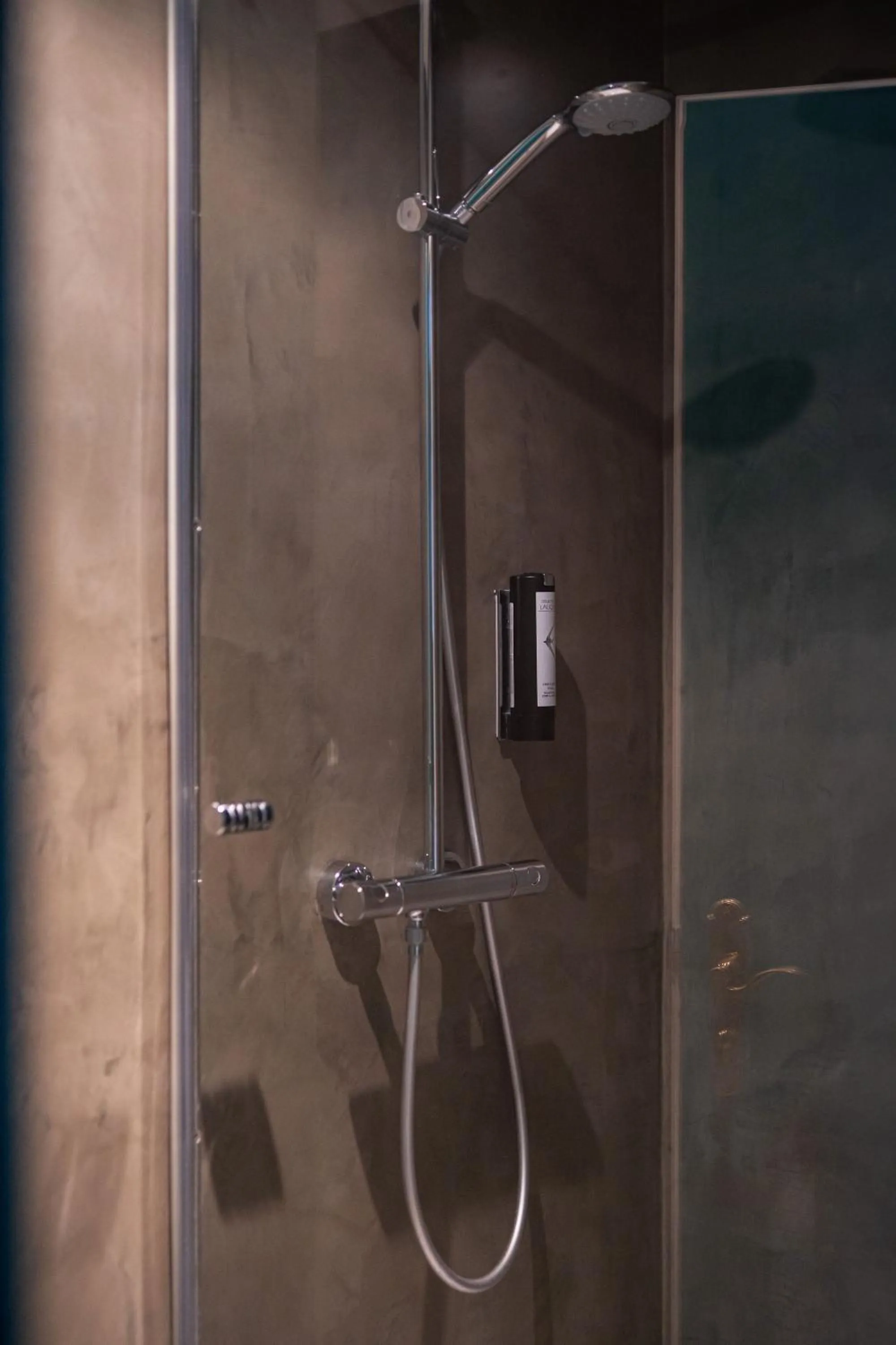 Shower in Hôtel Le Rapp