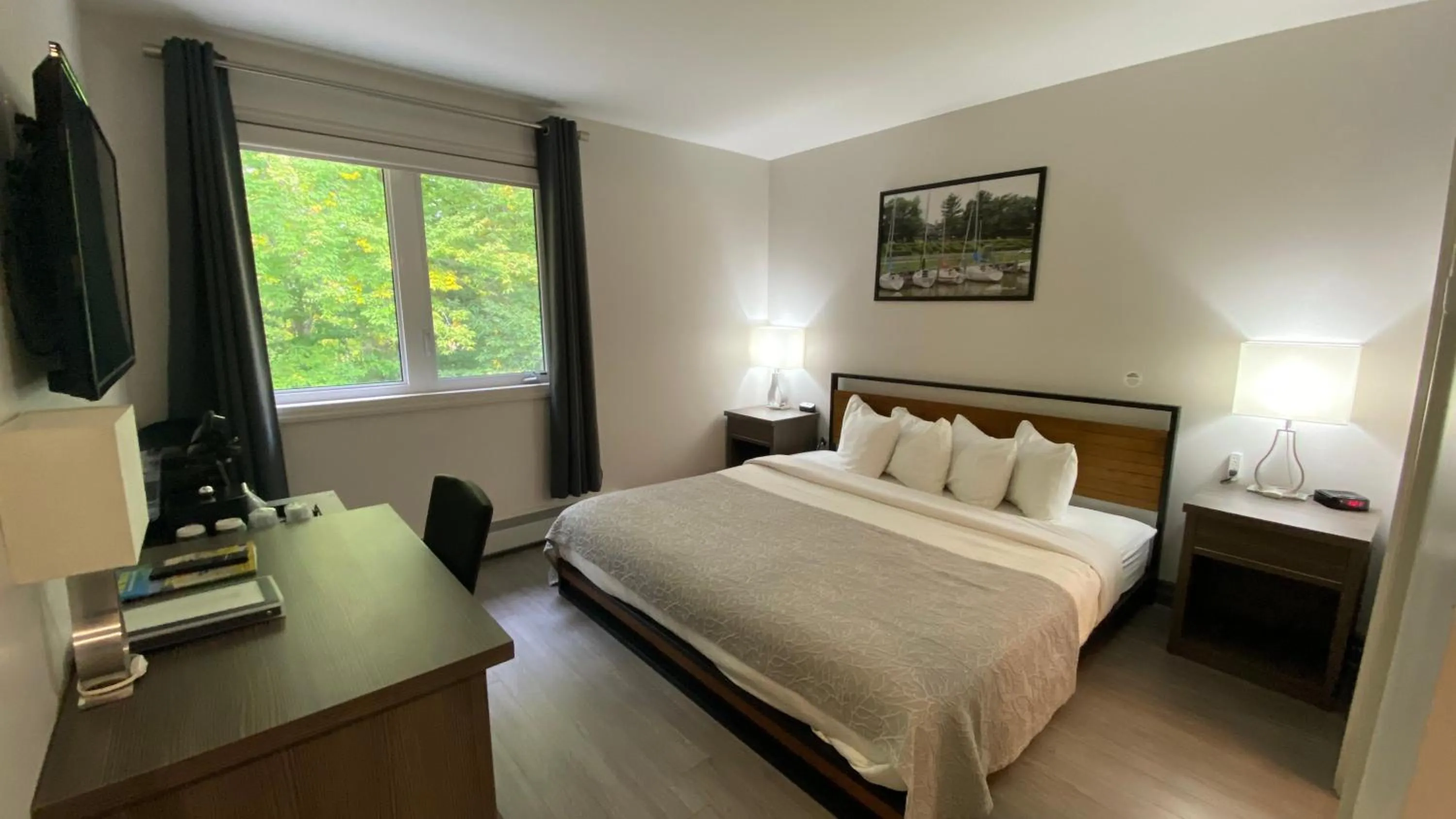 Photo of the whole room, Bed in Amber Hotel