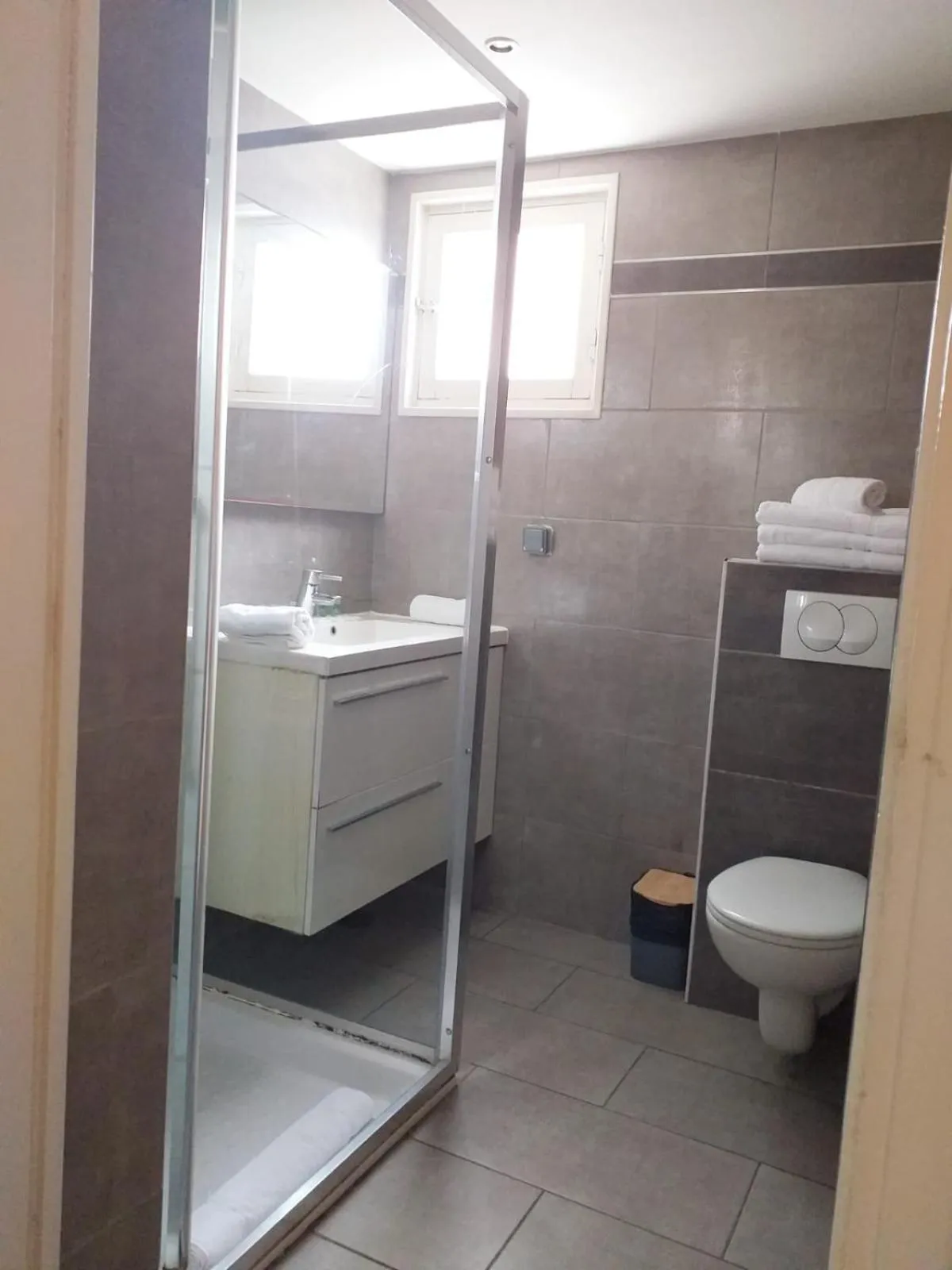 Shower in Hôtel Bellevue Cannes