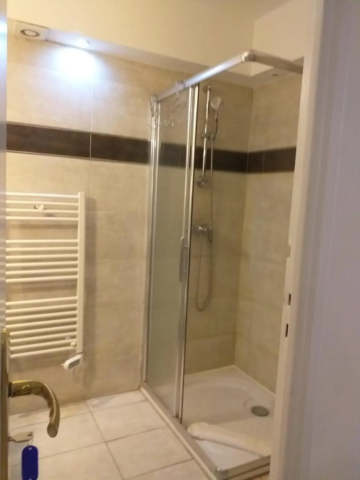 Shower in Hôtel Bellevue Cannes