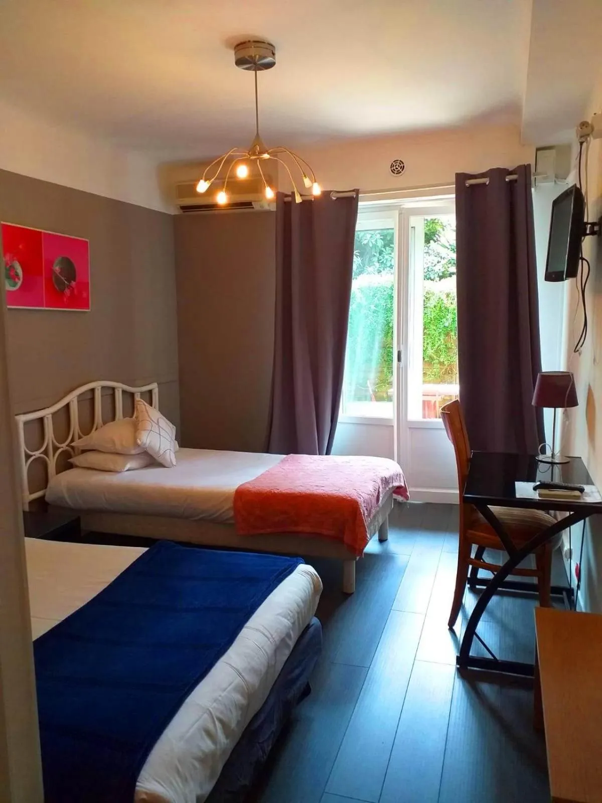 Shower, Bed in Hôtel Bellevue Cannes