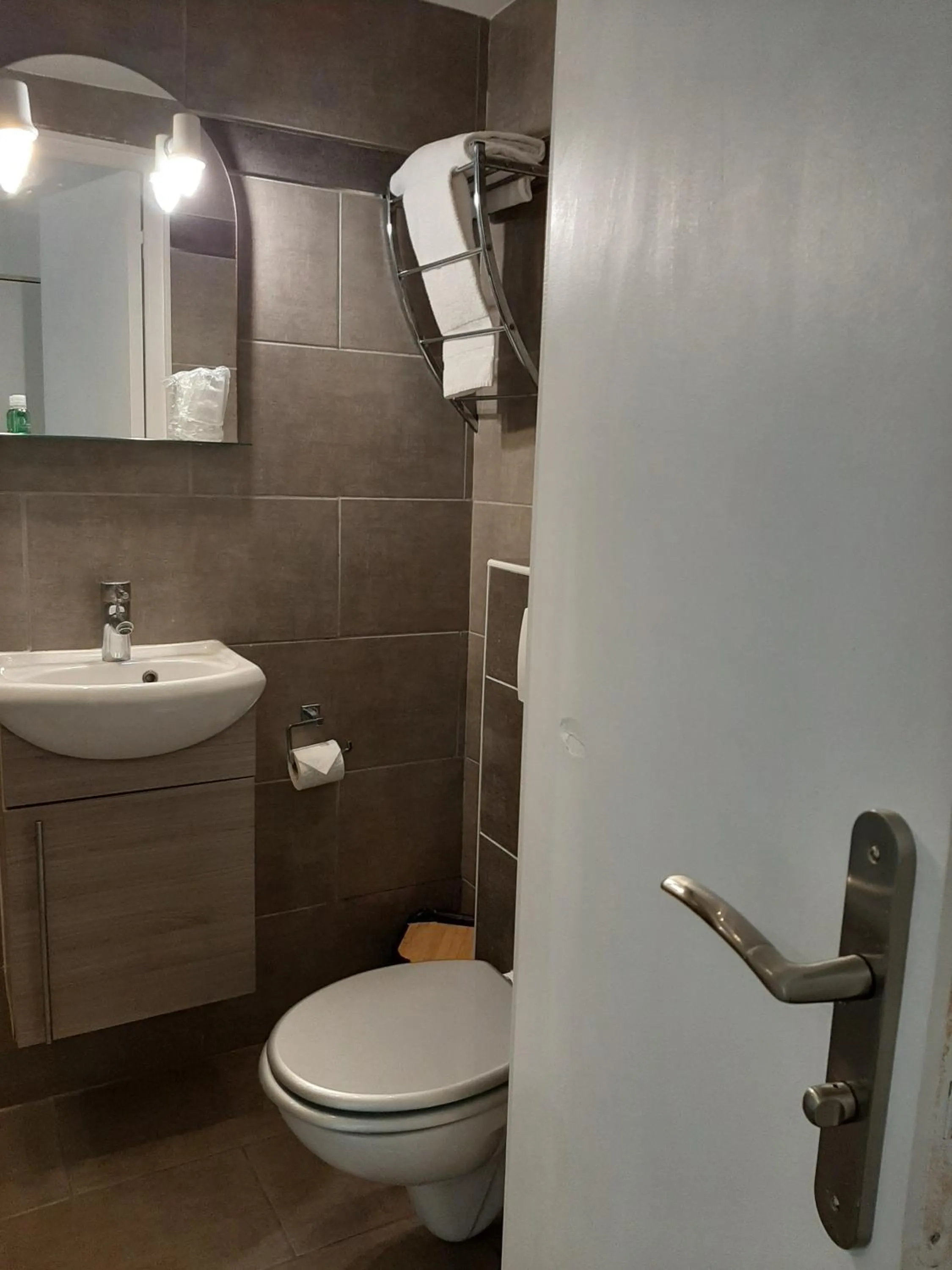 Shower in Hôtel Bellevue Cannes