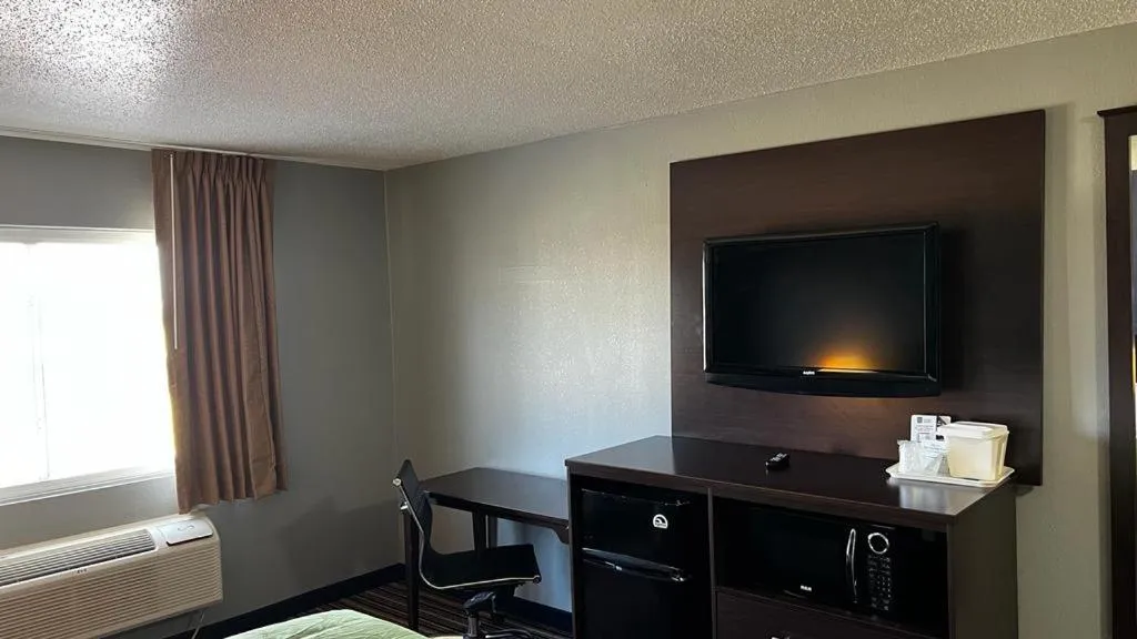 TV and multimedia, Bed in Colby Inn and Suites