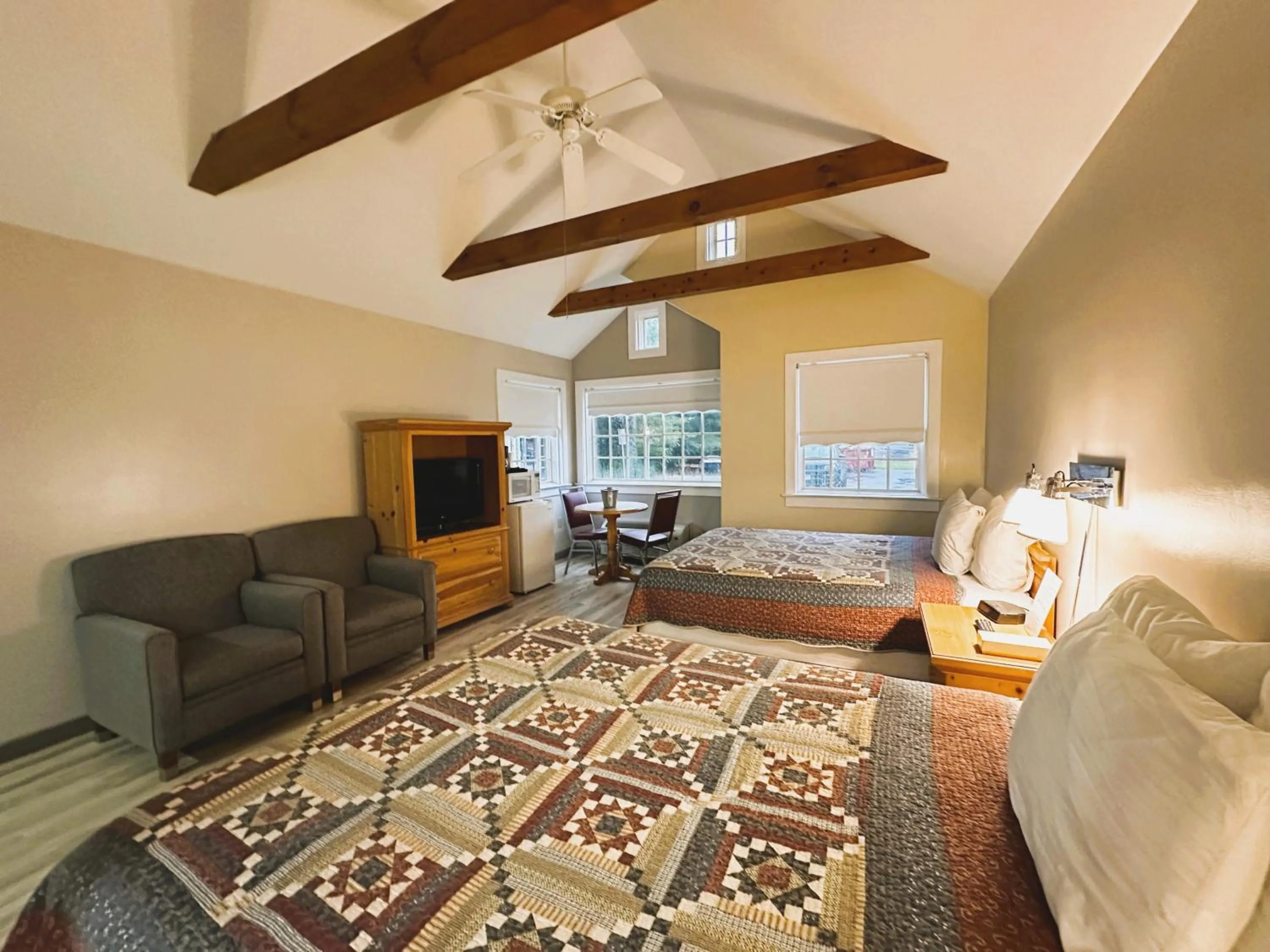 Bedroom, Bed in Spruce Lane Lodge and Cottages