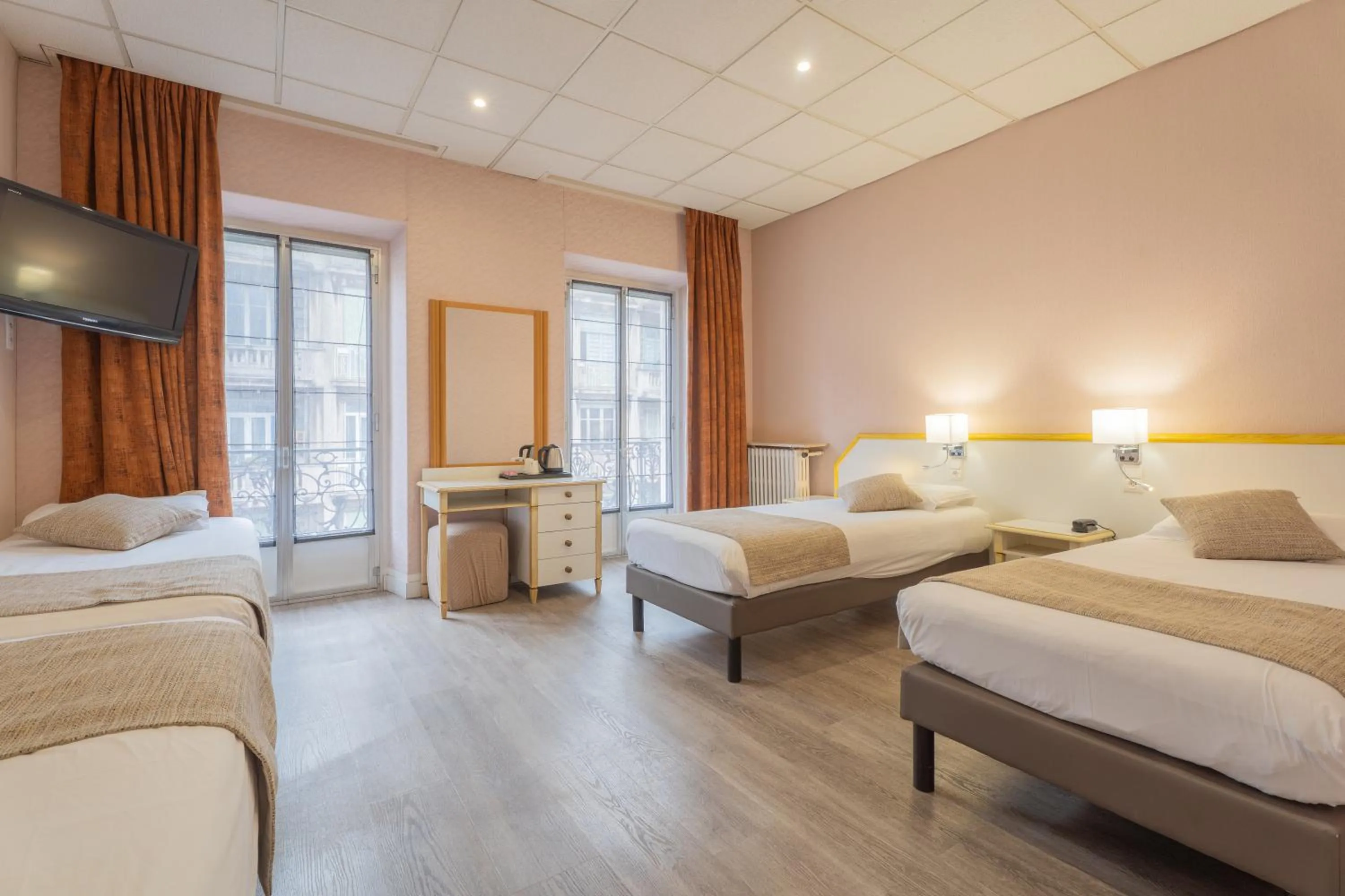 Bathroom, Bed in Hotel Busby