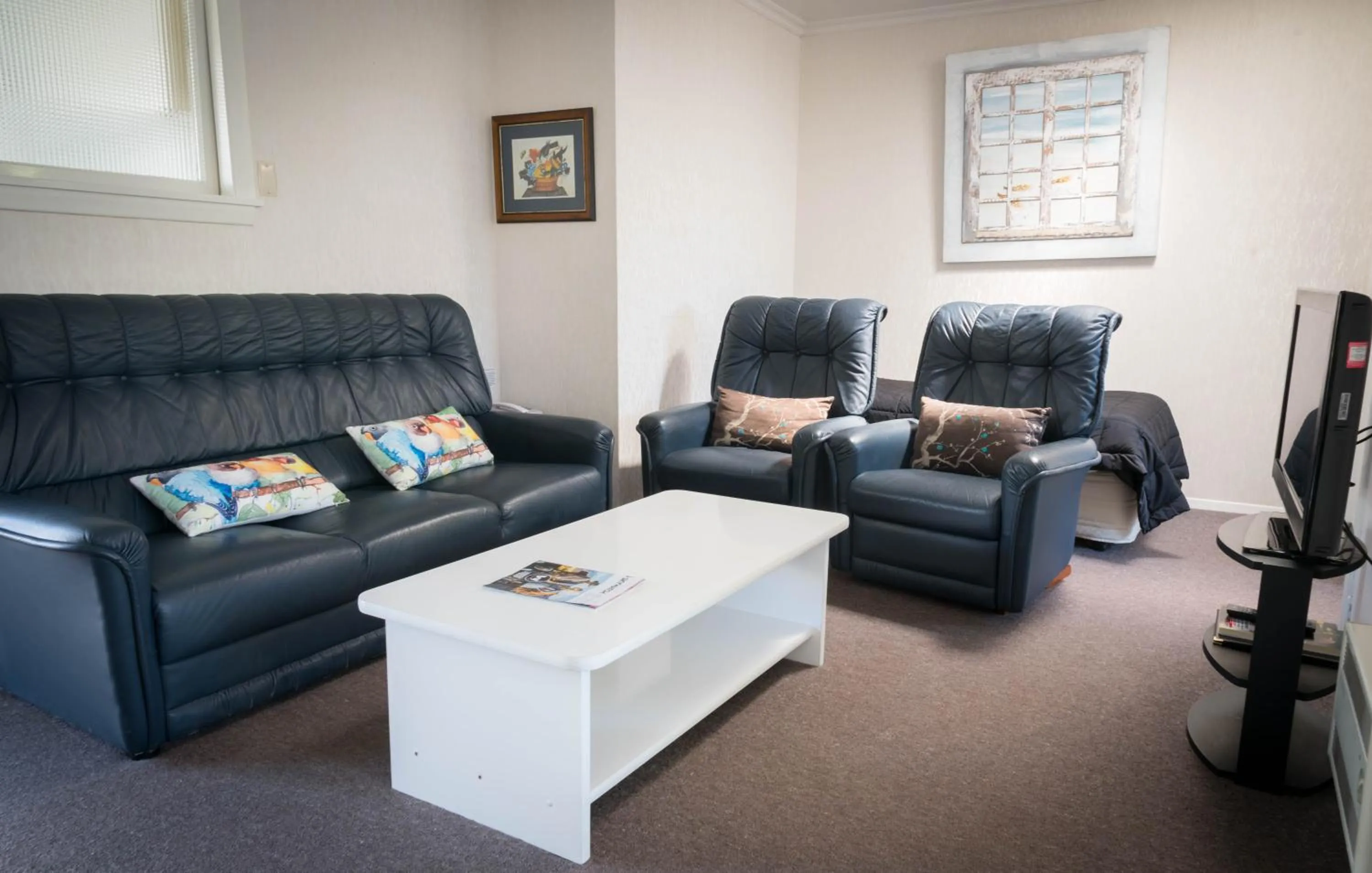 Living room in Waimarie on Riverside Motel & Apartments