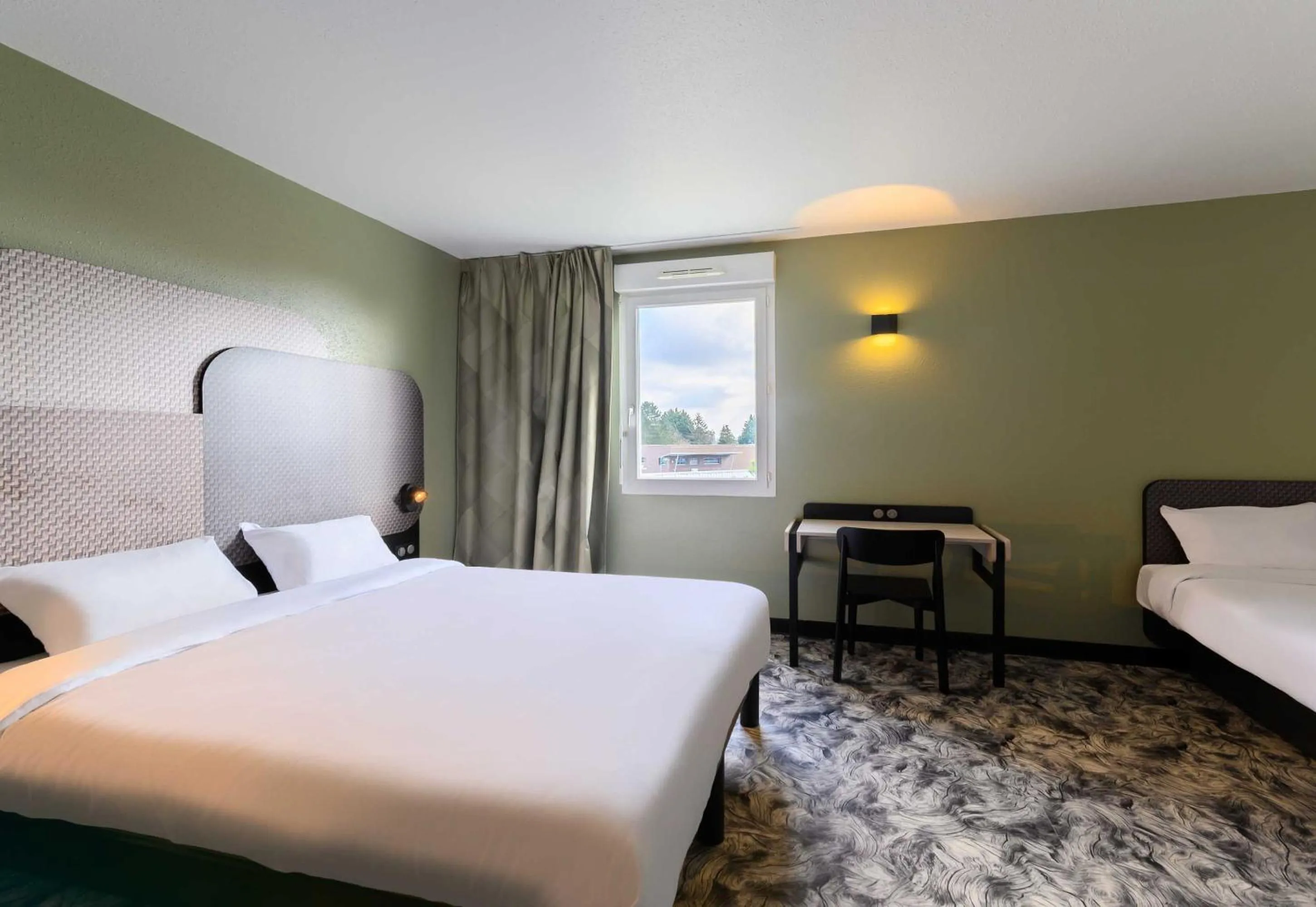 Bed in B&B HOTEL Compiègne Thourotte