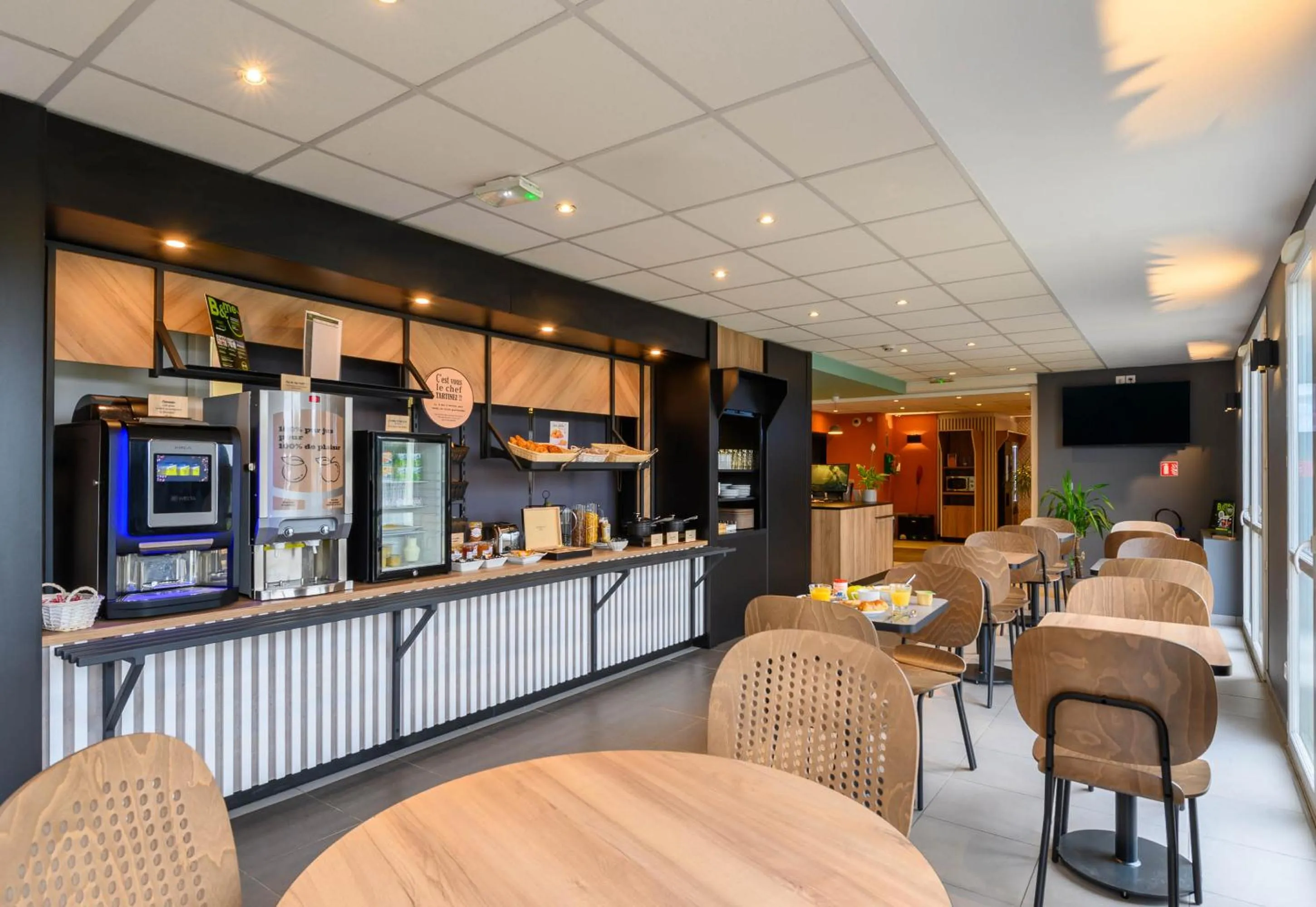 Breakfast in B&B HOTEL Compiègne Thourotte