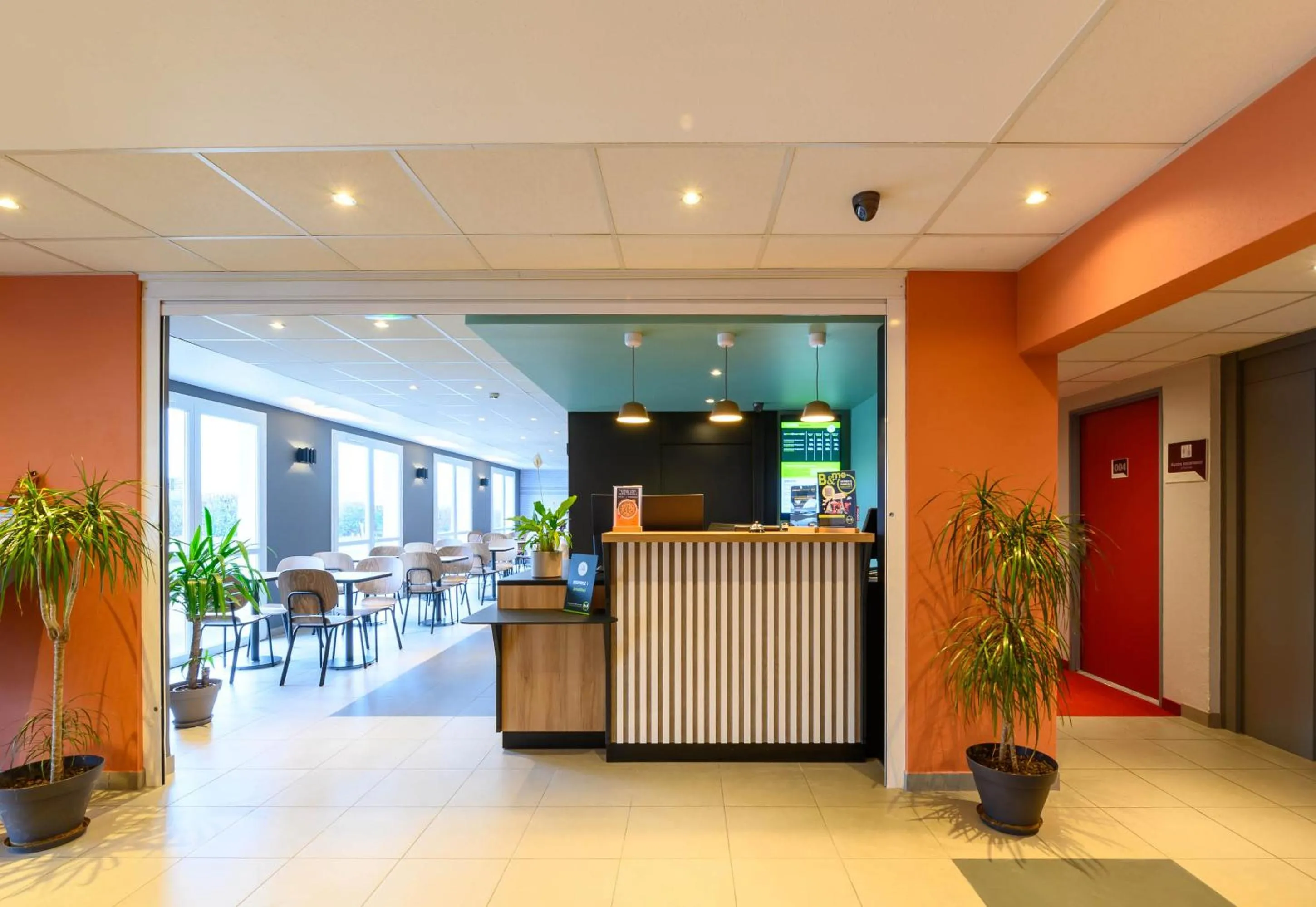Lobby or reception in B&B HOTEL Compiègne Thourotte