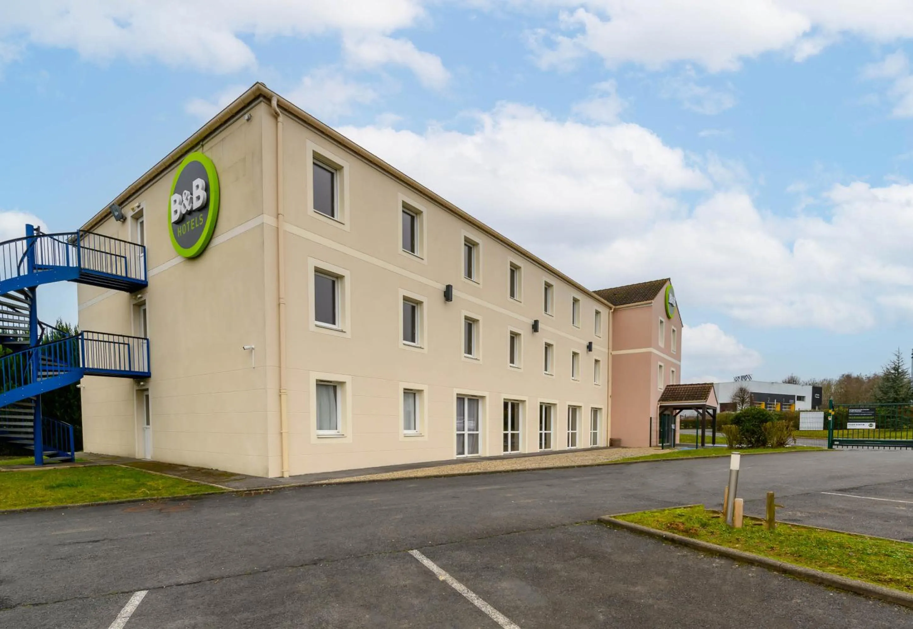 Property building in B&B HOTEL Compiègne Thourotte