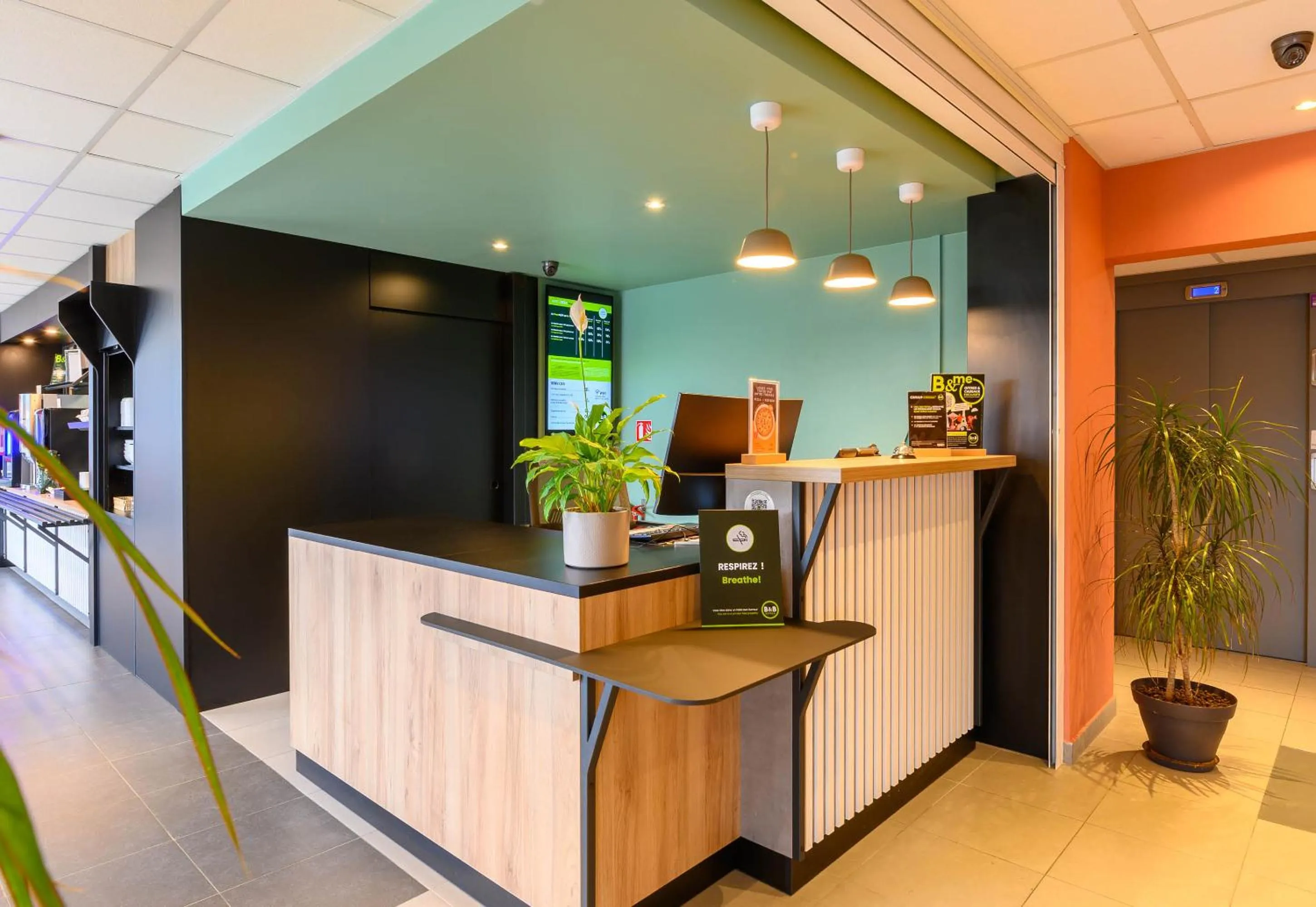 Lobby or reception in B&B HOTEL Compiègne Thourotte