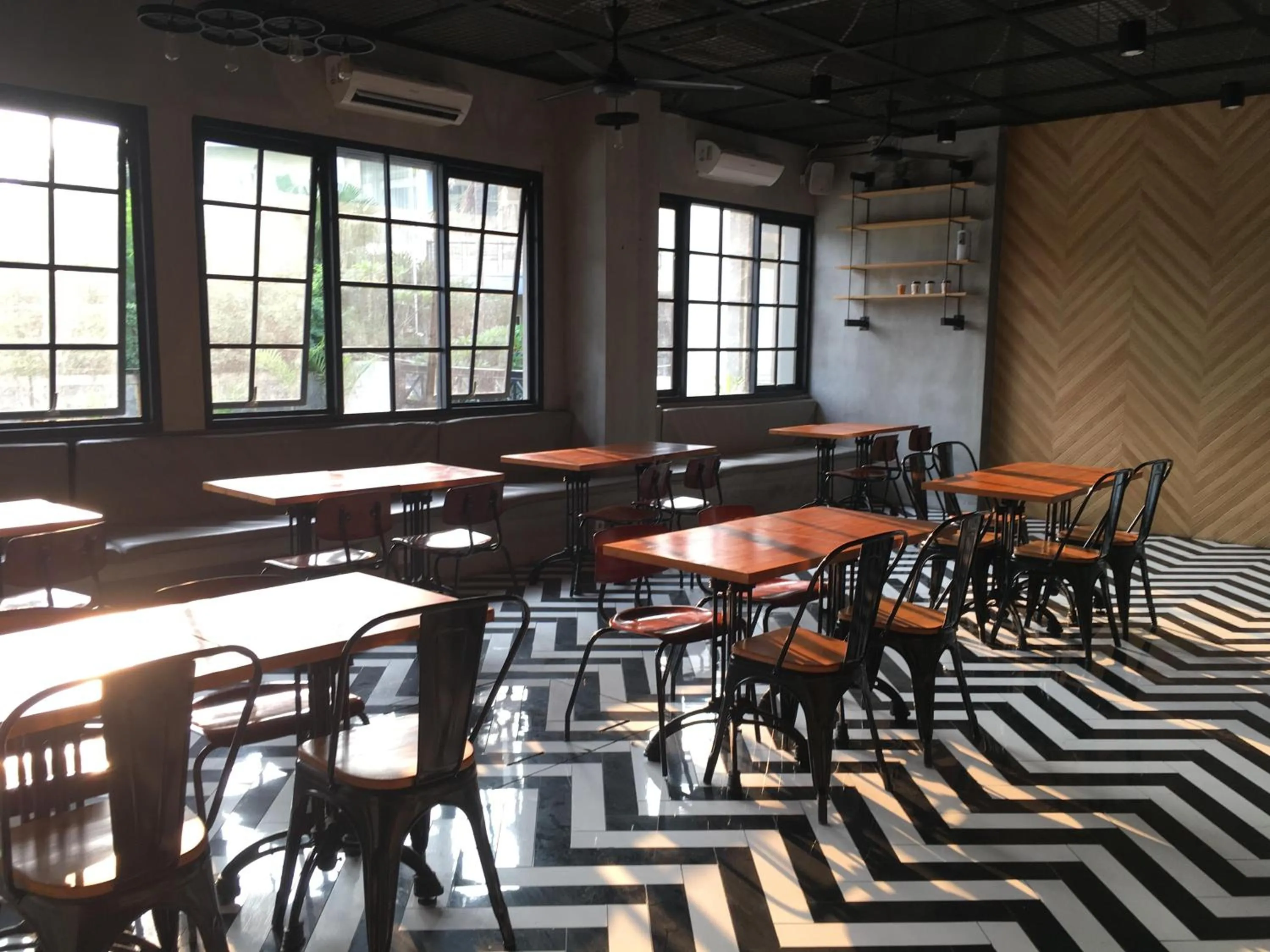 Restaurant/places to eat in Cleo Hotel Jemursari Surabaya