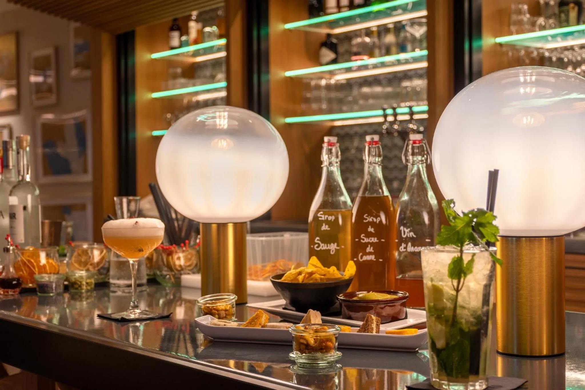 Lounge or bar in Holiday Inn Nice - Port St Laurent by IHG