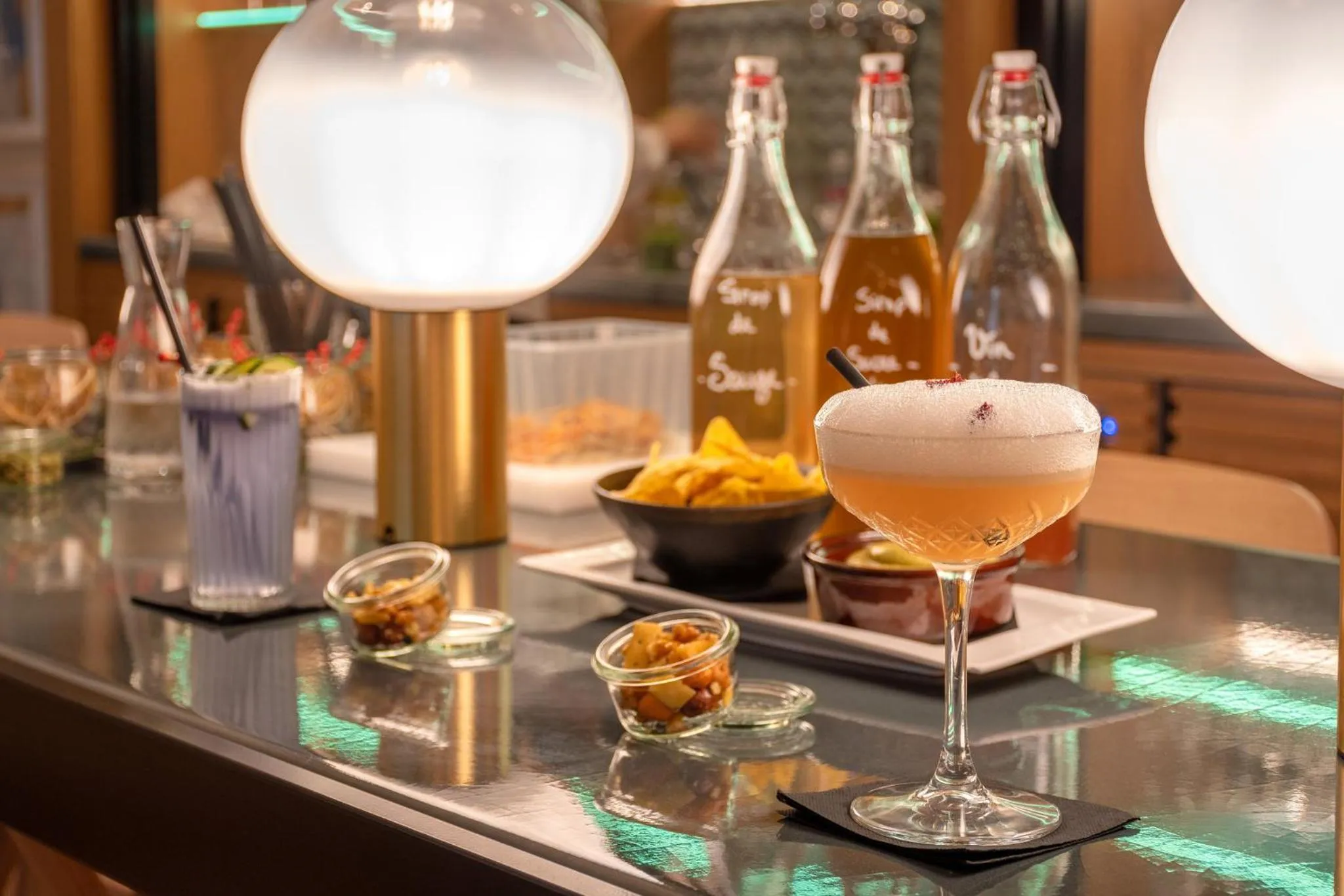 Lounge or bar in Holiday Inn Nice - Port St Laurent by IHG