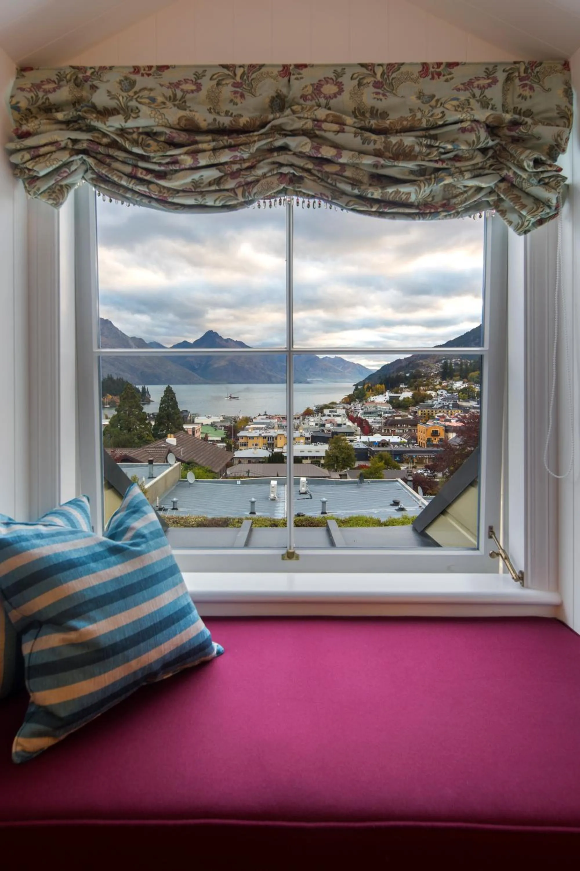 Lake view in Hulbert House Luxury Boutique Lodge Queenstown