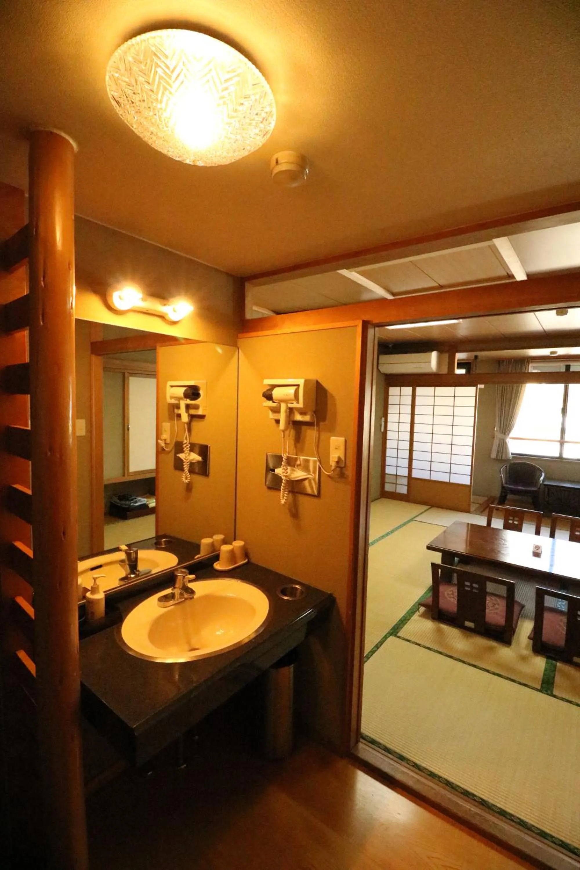 Photo of the whole room in Wakamizusou