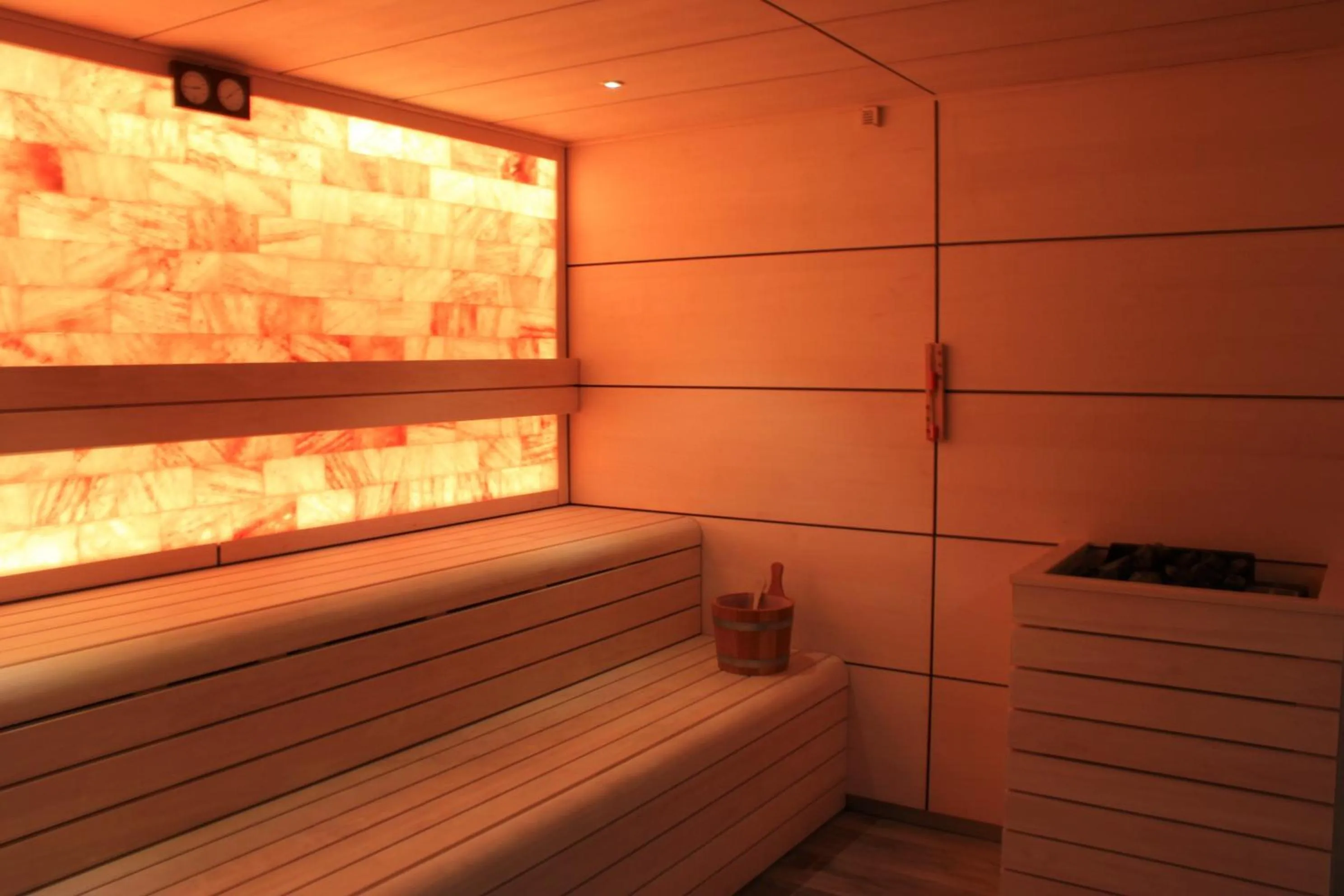 Sauna in Garden & City Cauterets Balneo