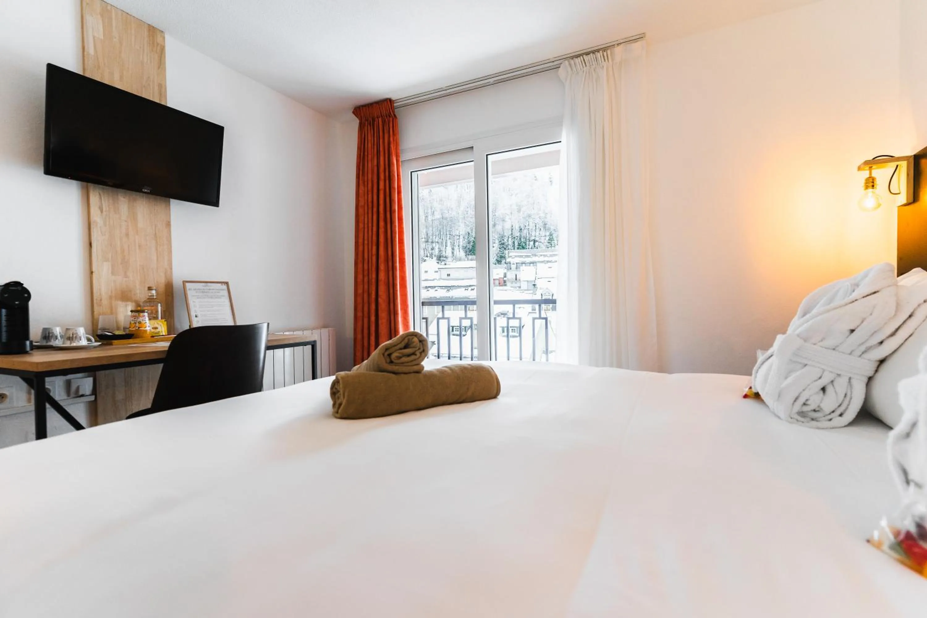 Bed in Garden & City Cauterets Balneo