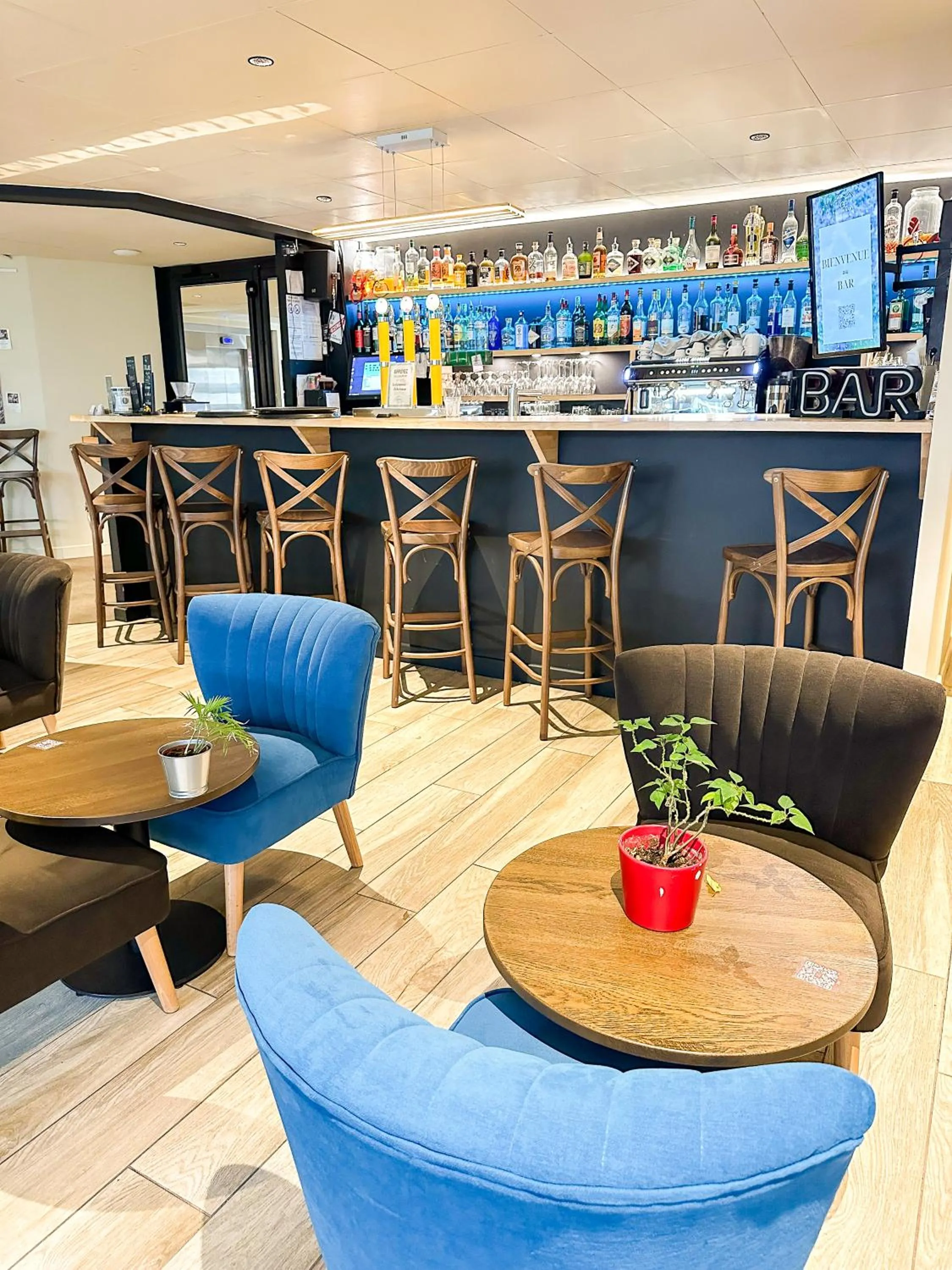 Lounge or bar in Garden & City Cauterets Balneo