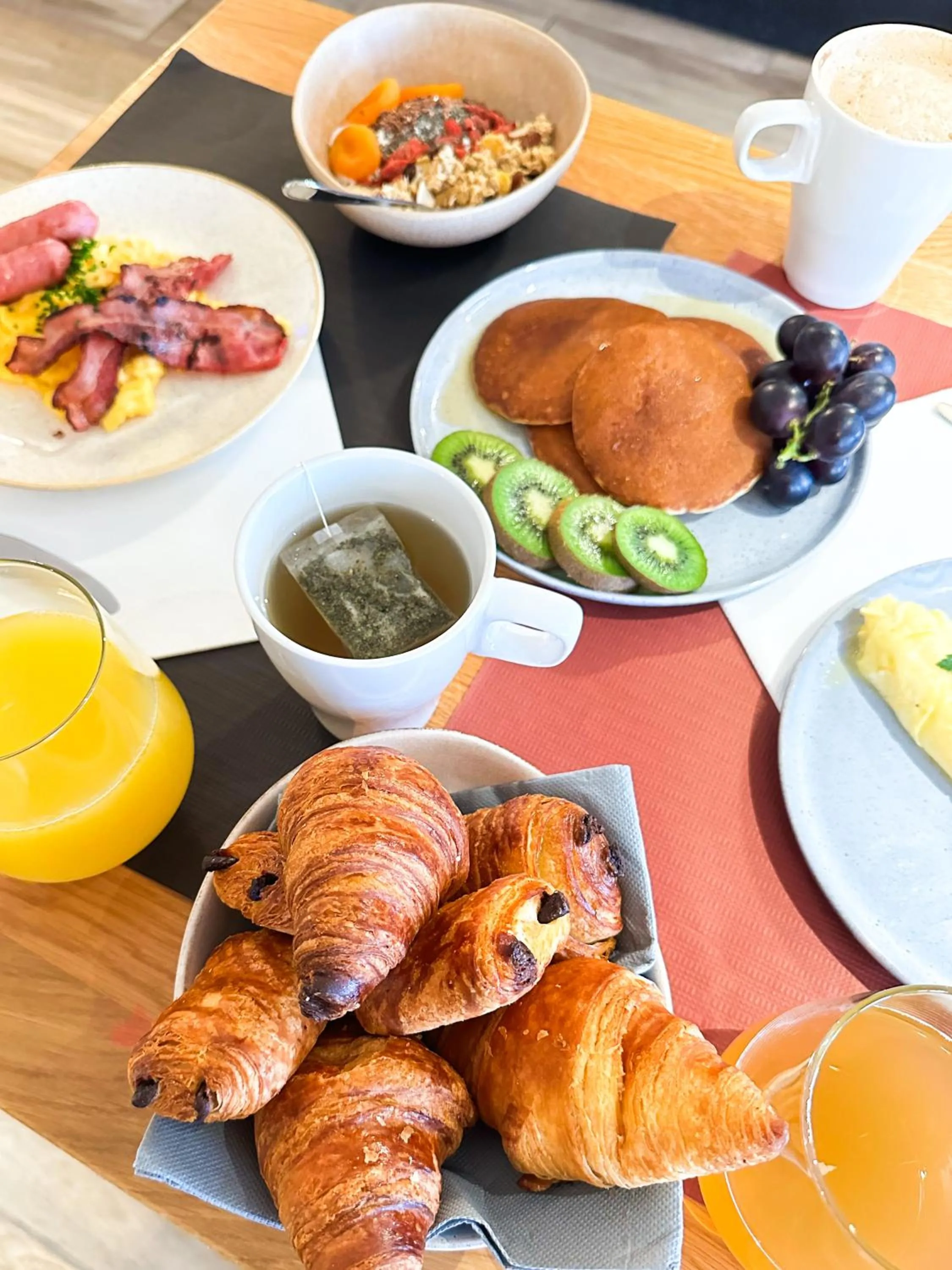 Breakfast in Garden & City Cauterets Balneo