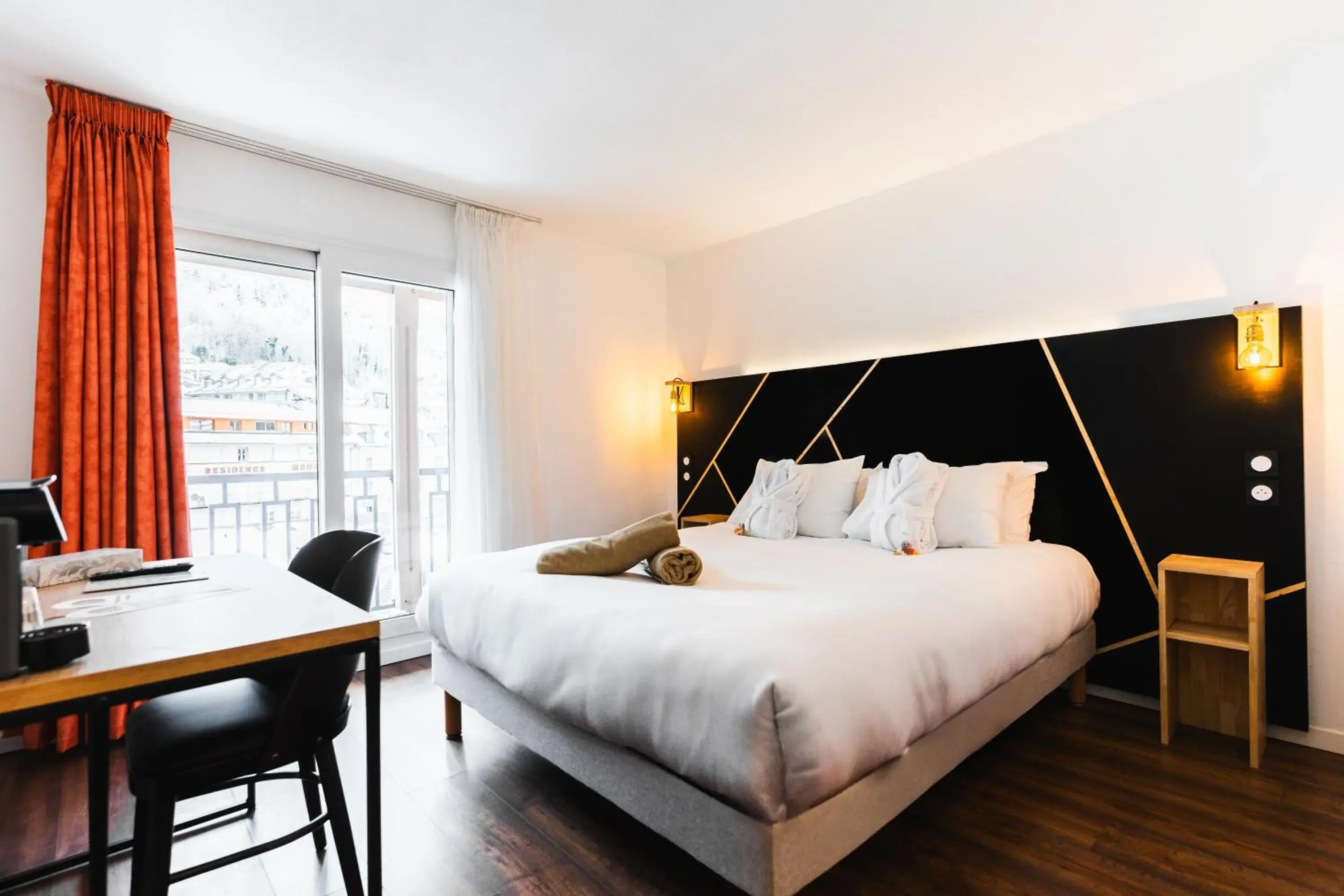Superior Double Room in Garden & City Cauterets Balneo Superior Double Room in Garden & City Cauterets Balneo